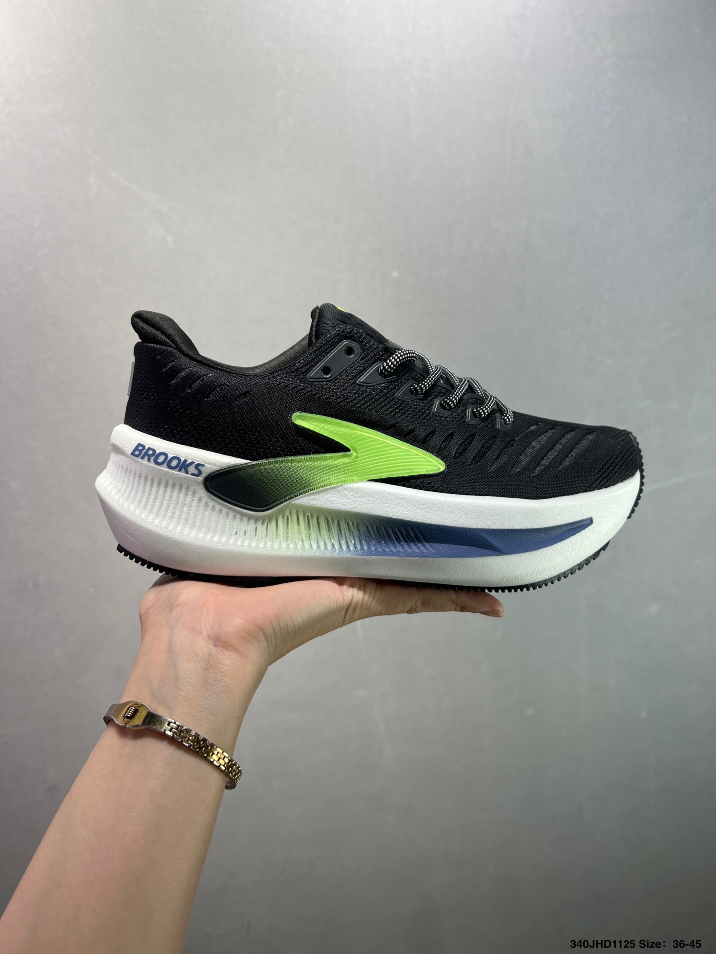 💰130
✅Brooks 布鲁克斯Glycerin Max 超级甘油 厚底马拉松缓震跑鞋
该鞋以厚实的中底和高分子注氮技术为特点 提供极致的缓震性能 鞋面柔软厚实 具有良好的包裹性能和散热性能 大底设计简单 纹路深 适合城市路面
货号:120436 1D 118
码数：如图
编码：340JHD1125