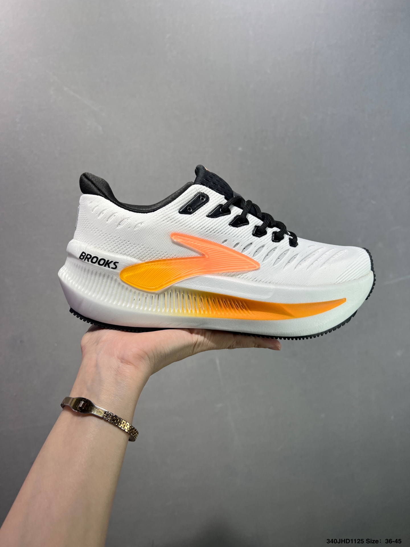 💰130
✅Brooks 布鲁克斯Glycerin Max 超级甘油 厚底马拉松缓震跑鞋
该鞋以厚实的中底和高分子注氮技术为特点 提供极致的缓震性能 鞋面柔软厚实 具有良好的包裹性能和散热性能 大底设计简单 纹路深 适合城市路面
货号:120436 1D 118
码数：如图
编码：340JHD1125