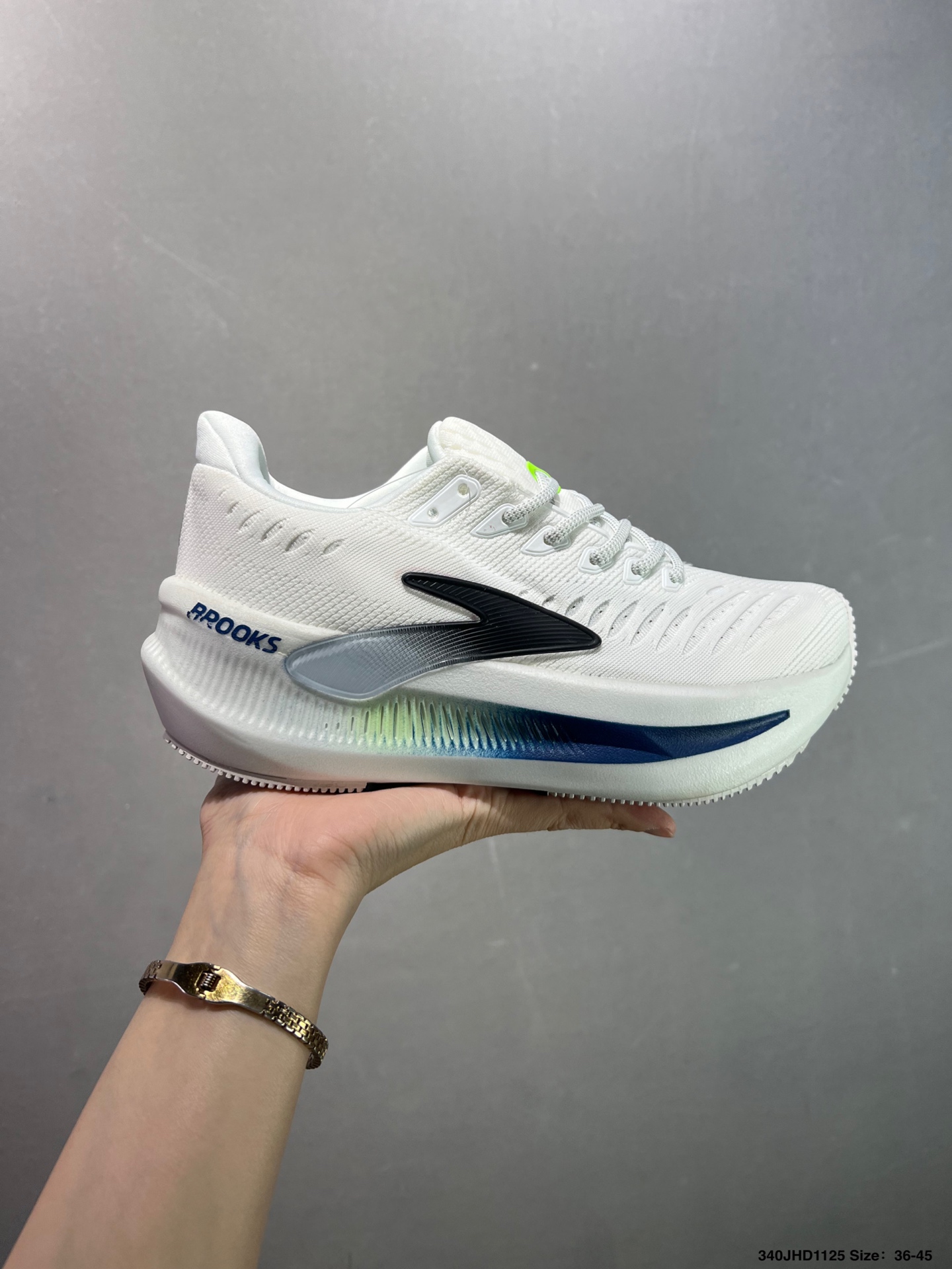 💰130
✅Brooks 布鲁克斯Glycerin Max 超级甘油 厚底马拉松缓震跑鞋
该鞋以厚实的中底和高分子注氮技术为特点 提供极致的缓震性能 鞋面柔软厚实 具有良好的包裹性能和散热性能 大底设计简单 纹路深 适合城市路面
货号:120436 1D 118
码数：如图
编码：340JHD1125