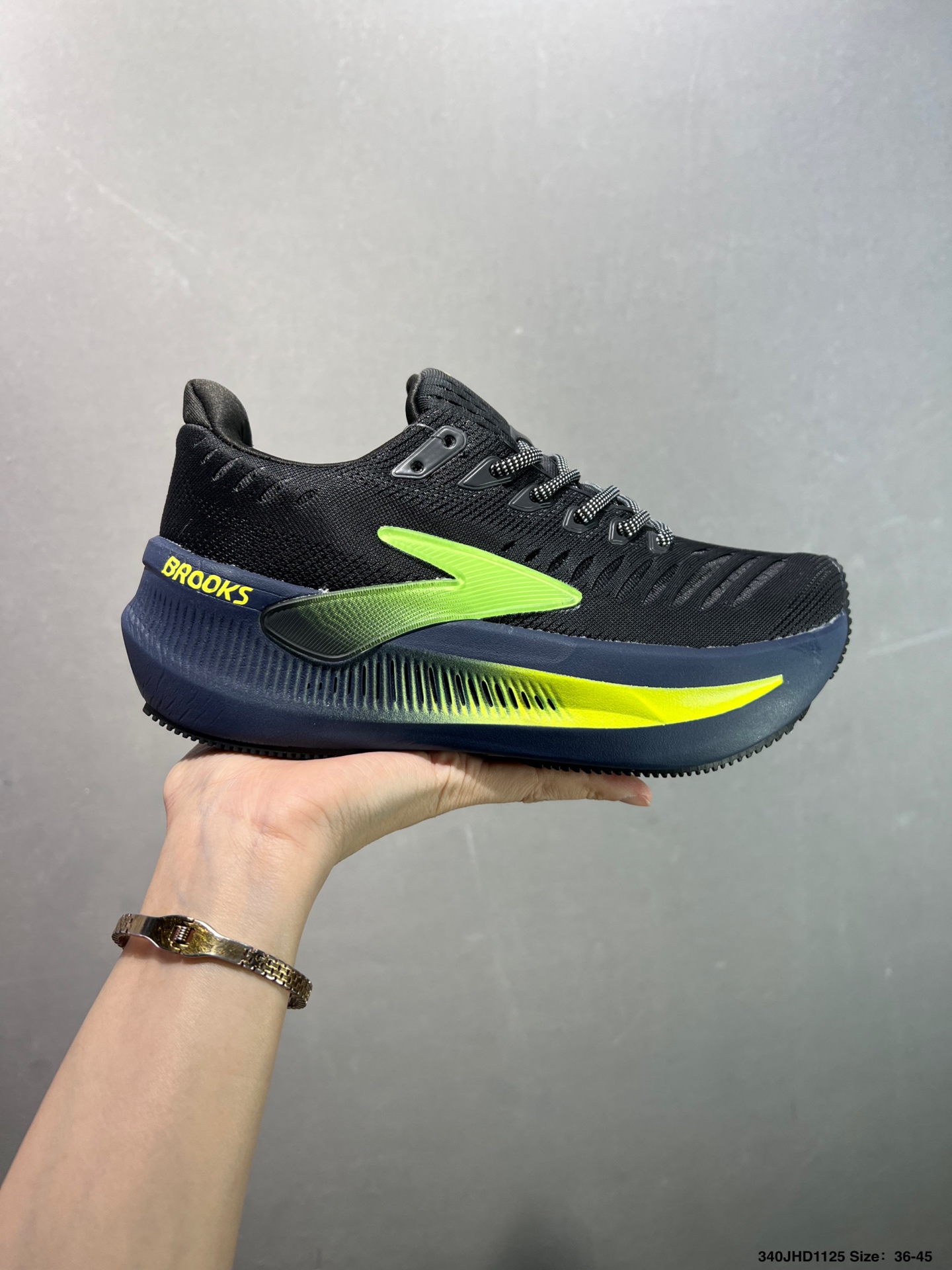 💰130
✅Brooks 布鲁克斯Glycerin Max 超级甘油 厚底马拉松缓震跑鞋
该鞋以厚实的中底和高分子注氮技术为特点 提供极致的缓震性能 鞋面柔软厚实 具有良好的包裹性能和散热性能 大底设计简单 纹路深 适合城市路面
货号:120436 1D 118
码数：如图
编码：340JHD1125