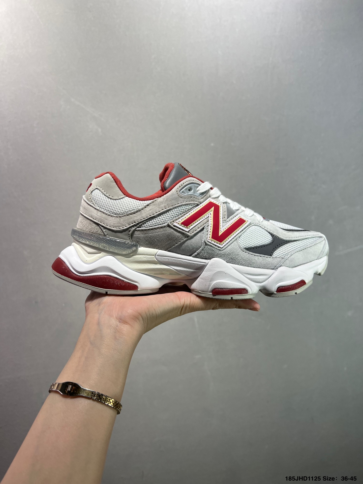 💰130
✅Joe Freshgoods x New Balance NB9060 联名款 
复古休闲运动慢跑鞋
鞋款灵感源自设计师本人对夏日的怀日回忆。鞋面大身由空间双格及磨砂鞋面拼接而生，配以柔和、夏日氛围拉满#采用大面积网眼以及麂皮材质覆盖鞋身，还原经典气质。搭载ABZORB避震科技，由泡沫聚酯制成，上脚可以有效减少由鞋底反弹对身体及双腿的冲击力
货号 U9060BCG
Size 36 37 37.5 38 38.5 39 40 40.5 41 42 42.5 43 44 45 如图
ID:185JHD1125