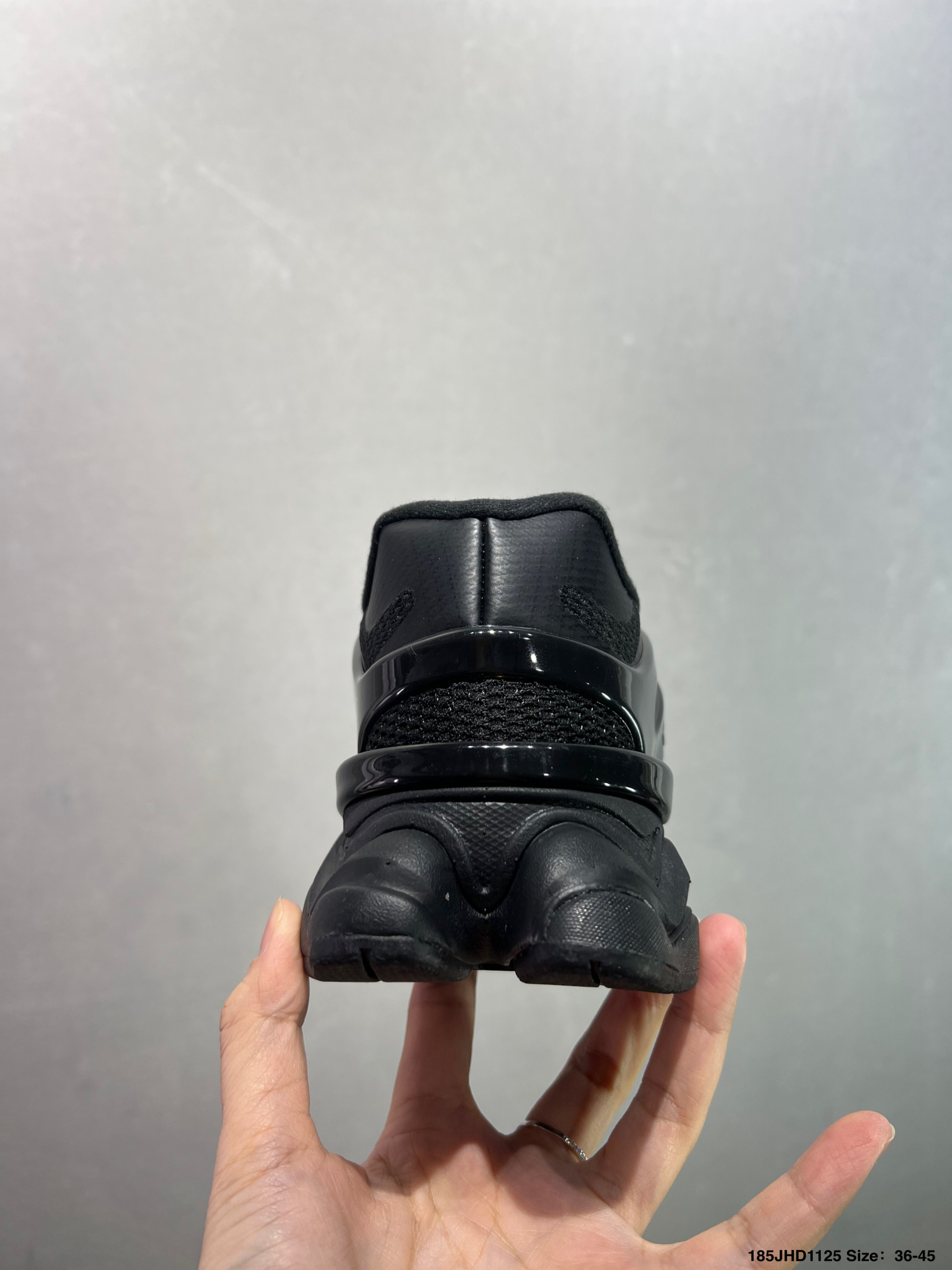 💰130
✅Joe Freshgoods x New Balance NB9060 联名款
复古休闲运动慢跑鞋
鞋款灵感源自设计师本人对夏日的怀日回忆。鞋面大身由空间双格及磨砂鞋面拼接而生,配以柔和、夏日氛围拉满#采用大面积网眼以及麂皮材质覆盖鞋身,还原经典气质。搭载ABZORB避震科技,由泡沫聚酯制成,上脚可以有效减少由鞋底反弹对身体及双腿的冲击力
货号 U9060BCG
Size 36 37 37.5 38 38.5 39 40 40.5 41 42 42.5 43 44 45 如图
ID:185JHD1125