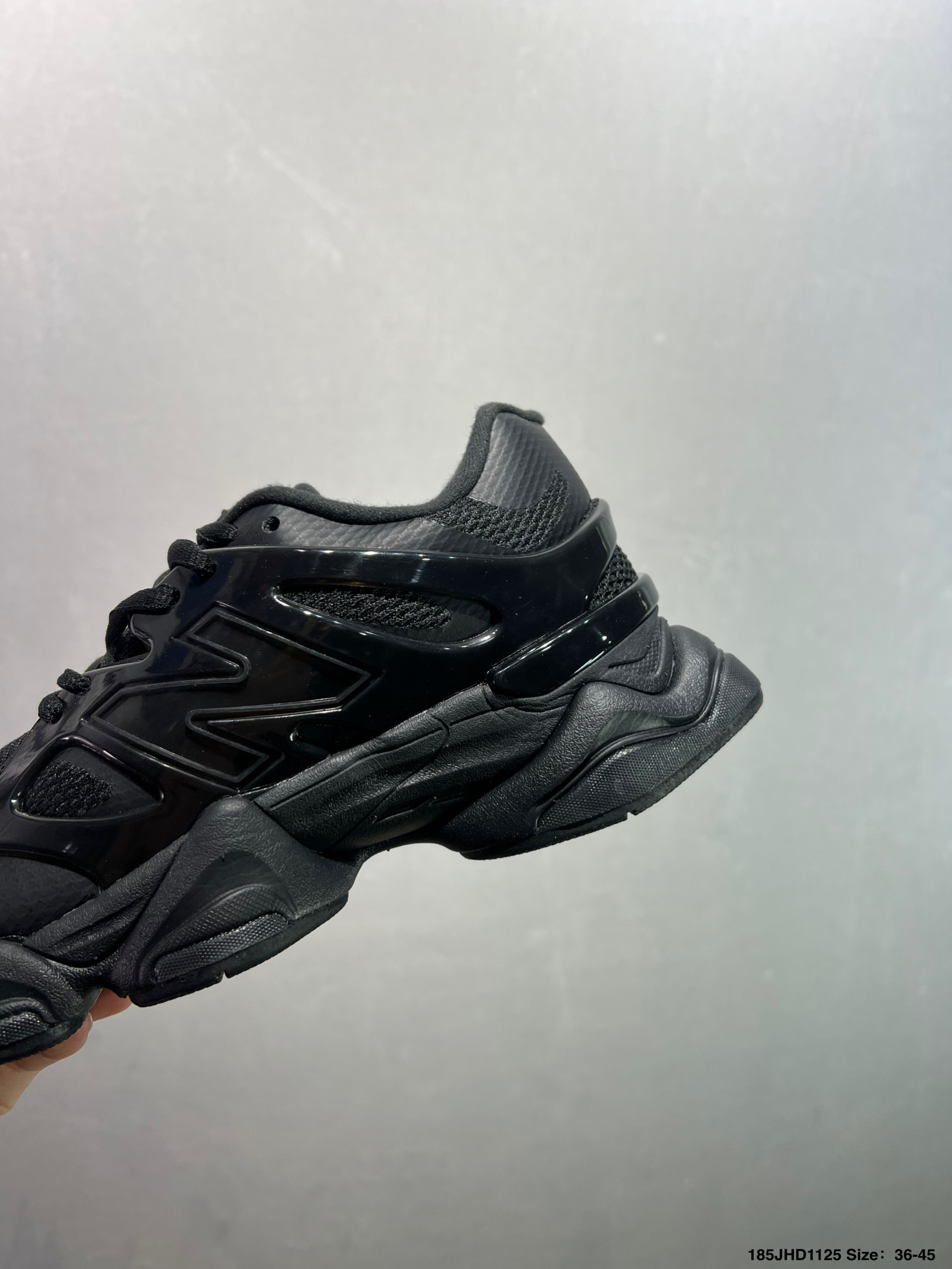 💰130
✅Joe Freshgoods x New Balance NB9060 联名款
复古休闲运动慢跑鞋
鞋款灵感源自设计师本人对夏日的怀日回忆。鞋面大身由空间双格及磨砂鞋面拼接而生,配以柔和、夏日氛围拉满#采用大面积网眼以及麂皮材质覆盖鞋身,还原经典气质。搭载ABZORB避震科技,由泡沫聚酯制成,上脚可以有效减少由鞋底反弹对身体及双腿的冲击力
货号 U9060BCG
Size 36 37 37.5 38 38.5 39 40 40.5 41 42 42.5 43 44 45 如图
ID:185JHD1125