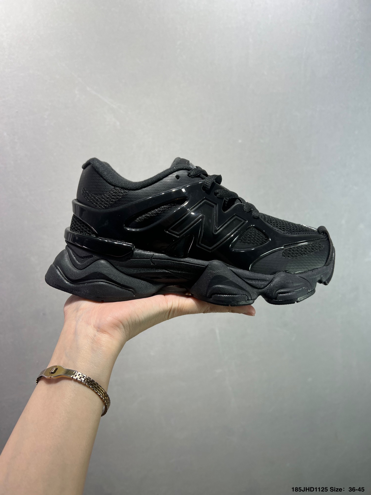 💰130
✅Joe Freshgoods x New Balance NB9060 联名款 
复古休闲运动慢跑鞋
鞋款灵感源自设计师本人对夏日的怀日回忆。鞋面大身由空间双格及磨砂鞋面拼接而生，配以柔和、夏日氛围拉满#采用大面积网眼以及麂皮材质覆盖鞋身，还原经典气质。搭载ABZORB避震科技，由泡沫聚酯制成，上脚可以有效减少由鞋底反弹对身体及双腿的冲击力
货号 U9060BCG
Size 36 37 37.5 38 38.5 39 40 40.5 41 42 42.5 43 44 45 如图
ID:185JHD1125