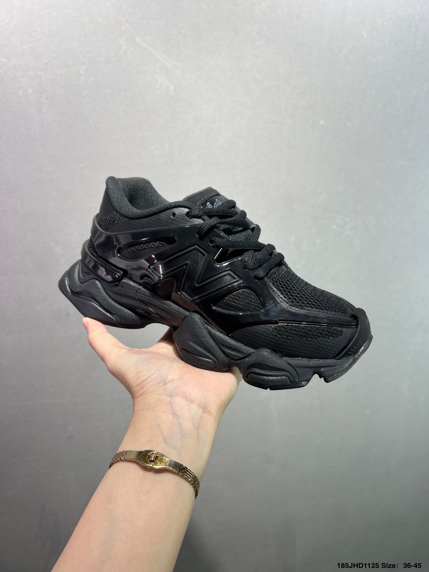 💰130
✅Joe Freshgoods x New Balance NB9060 联名款
复古休闲运动慢跑鞋
鞋款灵感源自设计师本人对夏日的怀日回忆。鞋面大身由空间双格及磨砂鞋面拼接而生,配以柔和、夏日氛围拉满#采用大面积网眼以及麂皮材质覆盖鞋身,还原经典气质。搭载ABZORB避震科技,由泡沫聚酯制成,上脚可以有效减少由鞋底反弹对身体及双腿的冲击力
货号 U9060BCG
Size 36 37 37.5 38 38.5 39 40 40.5 41 42 42.5 43 44 45 如图
ID:185JHD1125