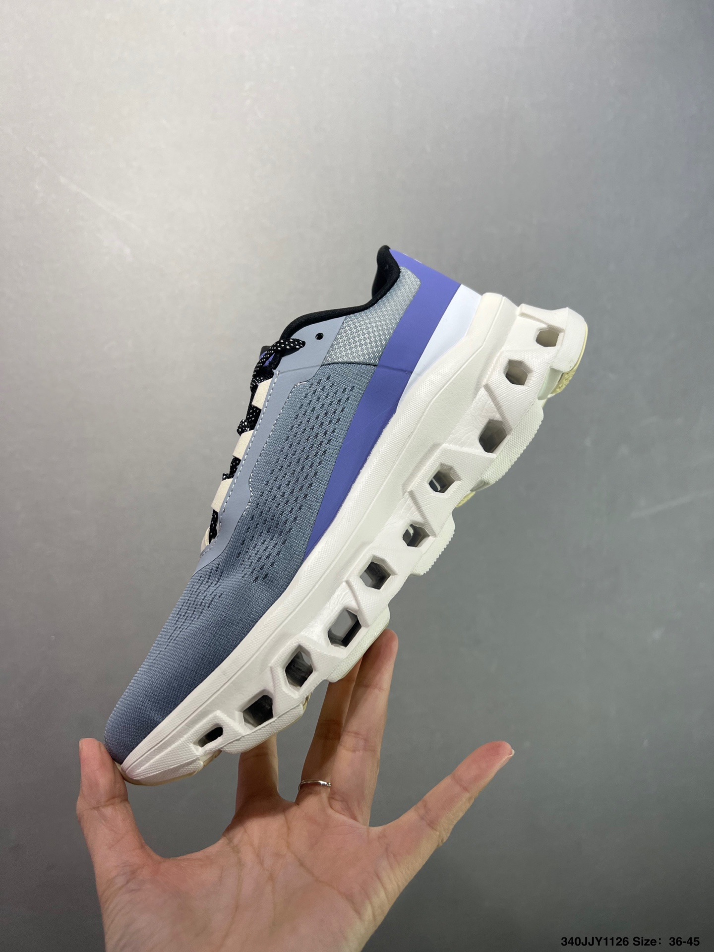 💰115
✅Cloudsurfer 全新综合体能训练运动鞋Cloud X 舒适乐趣跑,缓震、轻量
On昂跑上演中底“变形计” ,打破传统格局缔造柔软脚感。
On昂跑对于值友来说已经是个相对熟悉的品牌了,旗下的经典款Cloud X兼具稳健敏捷、功能多面,轻量脚感和灵活反馈等优点,是健身爱好者最喜欢的鞋履产品之一。2022年首发的超厚底怪兽跑鞋Cloudmonster,加载最大的Cloudtec模块,柔软的缓震和强力的回弹体验,也让他一战成名,进入大体重运动爱好者和与大众跑者的入门跑鞋心选名单。
货号:3MF10120074
尺码:36 37 38 39 40 41 42 43 44 45 ID:340JJY1126