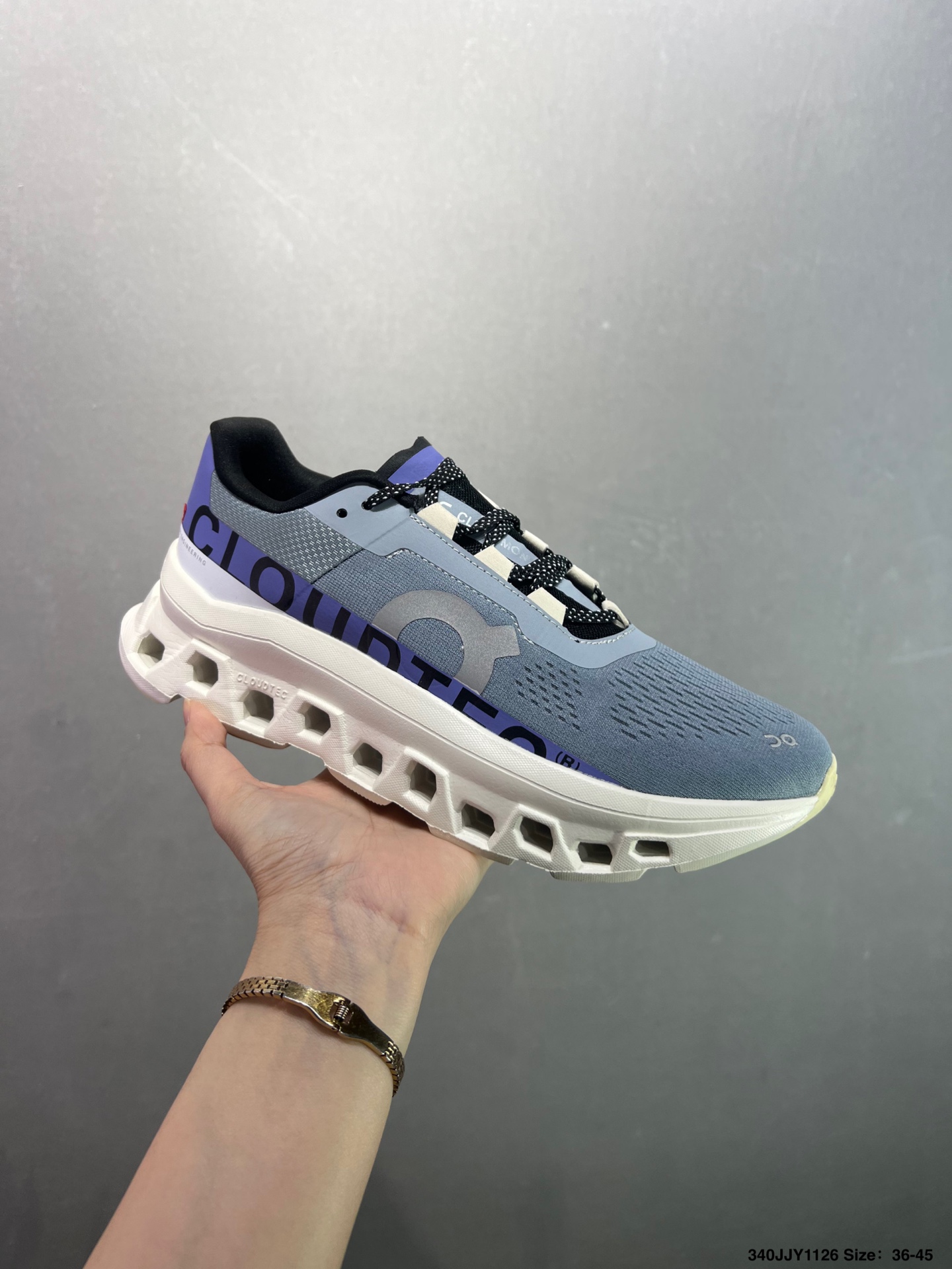 🈴️💰115
✅Cloudsurfer 全新综合体能训练运动鞋Cloud X 舒适乐趣跑,缓震、轻量
On昂跑上演中底“变形计” ,打破传统格局缔造柔软脚感。
On昂跑对于值友来说已经是个相对熟悉的品牌了,旗下的经典款Cloud X兼具稳健敏捷、功能多面,轻量脚感和灵活反馈等优点,是健身爱好者最喜欢的鞋履产品之一。2022年首发的超厚底怪兽跑鞋Cloudmonster,加载最大的Cloudtec模块,柔软的缓震和强力的回弹体验,也让他一战成名,进入大体重运动爱好者和与大众跑者的入门跑鞋心选名单。
货号:3MF10120074
尺码:36 37 38 39 40 41 42 43 44 45 ID:340JJY1126