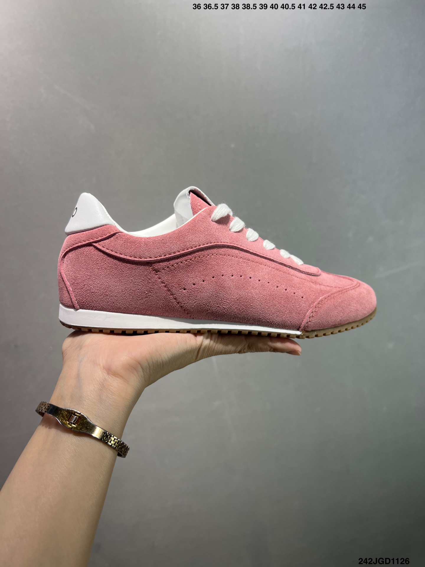 💰120
✅男女鞋真标半码制#升级原楦开发版型#采用猪巴革组合纤维革饰片鞋面材质#双层乳胶缓震鞋垫#外部橡胶防滑外底❗️美国知名瑜伽品牌Alo Yoga Sunset Low Sneaker 日落系列低帮阿甘T头复古风德训薄底百搭休闲运动鞋“麂皮浅骨白生胶底”A0891U 0777 B1S1
尺码:36 36.5 37.5 38 38.5 39 40 40.5 41 42 42.5 43 44 45
编码:242JGD1126