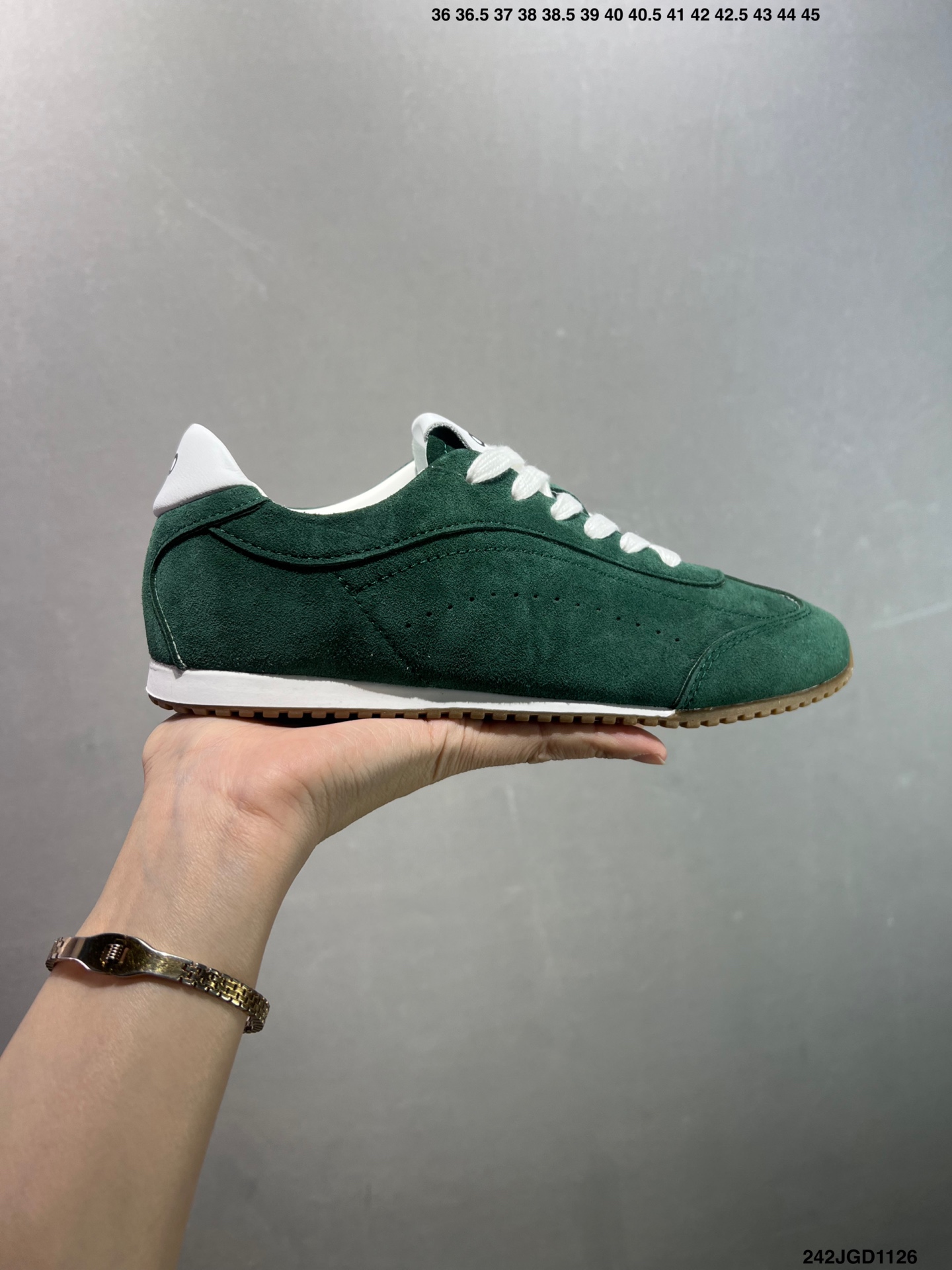 💰120
✅男女鞋真标半码制#升级原楦开发版型#采用猪巴革组合纤维革饰片鞋面材质#双层乳胶缓震鞋垫#外部橡胶防滑外底❗️美国知名瑜伽品牌Alo Yoga Sunset Low Sneaker 日落系列低帮阿甘T头复古风德训薄底百搭休闲运动鞋“麂皮浅骨白生胶底”A0891U 0777 B1S1
尺码:36 36.5 37.5 38 38.5 39 40 40.5 41 42 42.5 43 44 45
编码:242JGD1126