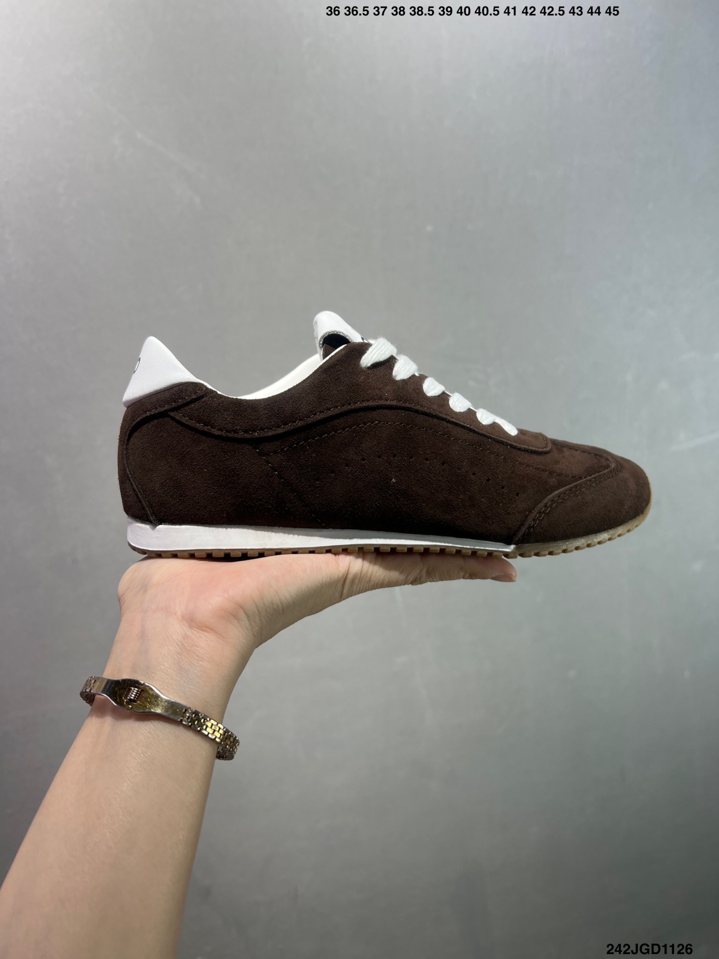 💰120
✅男女鞋真标半码制#升级原楦开发版型#采用猪巴革组合纤维革饰片鞋面材质#双层乳胶缓震鞋垫#外部橡胶防滑外底❗️美国知名瑜伽品牌Alo Yoga Sunset Low Sneaker 日落系列低帮阿甘T头复古风德训薄底百搭休闲运动鞋“麂皮浅骨白生胶底”A0891U 0777 B1S1
尺码:36 36.5 37.5 38 38.5 39 40 40.5 41 42 42.5 43 44 45
编码:242JGD1126