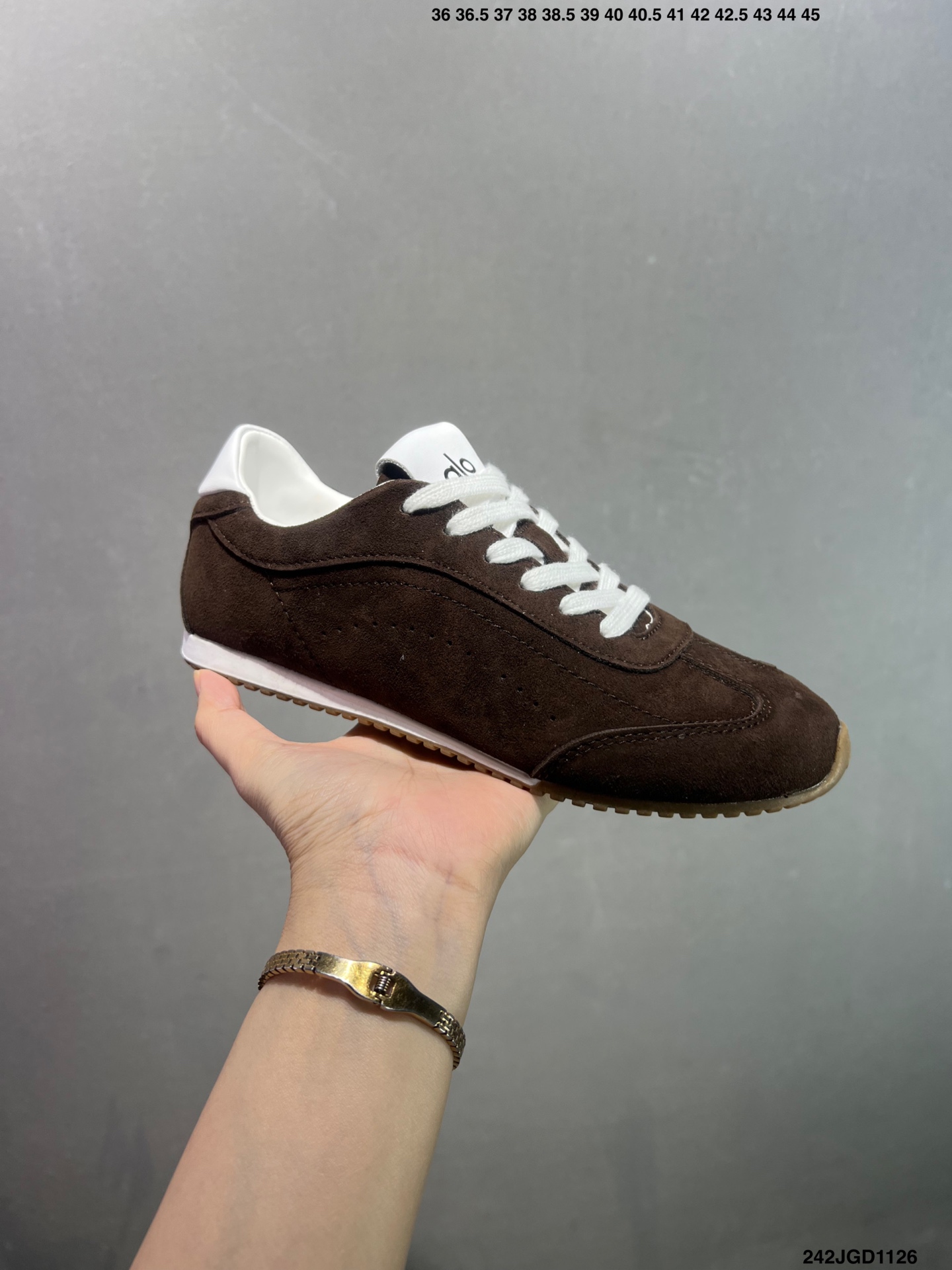 🈴️💰120
✅男女鞋真标半码制#升级原楦开发版型#采用猪巴革组合纤维革饰片鞋面材质#双层乳胶缓震鞋垫#外部橡胶防滑外底❗️美国知名瑜伽品牌Alo Yoga Sunset Low Sneaker 日落系列低帮阿甘T头复古风德训薄底百搭休闲运动鞋“麂皮浅骨白生胶底”A0891U 0777 B1S1
尺码:36 36.5 37.5 38 38.5 39 40 40.5 41 42 42.5 43 44 45
编码:242JGD1126