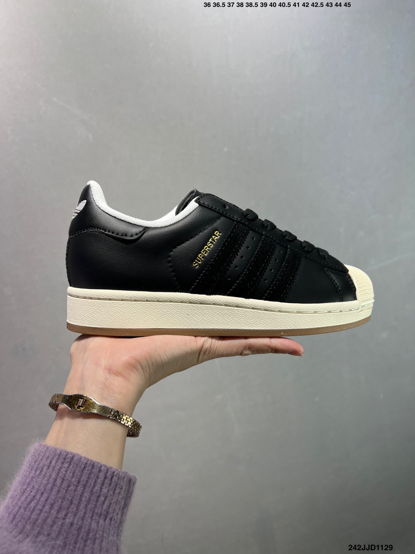 AD Originals Superstar 经典复古贝壳头板鞋 JQ3214 诞生于1969年 是第一双将全皮面鞋 身与橡胶鞋头结合在一起的低帮篮球鞋 Superstar最开始 是作为高帮篮球鞋Pro Model的低帮版本而出现的 但因为其独特和醒目的橡胶鞋头造型而让大家熟知 被大家形象地称为”shelltoe“贝壳头 在70年代的美国职业篮球场上 接近3/4的NBA球员都将这双Superstar作为场上用鞋 80年代之后 经过不断的改良和发展 Superstar逐渐成为横跨时装、音乐、街头文化、休闲和运动等各大领域的时尚潮鞋 SIZE：36 36.5 37 38 38.5 39 40 40.5 41 42 42.5 43 44 44.5 45 编码：242JJD1129