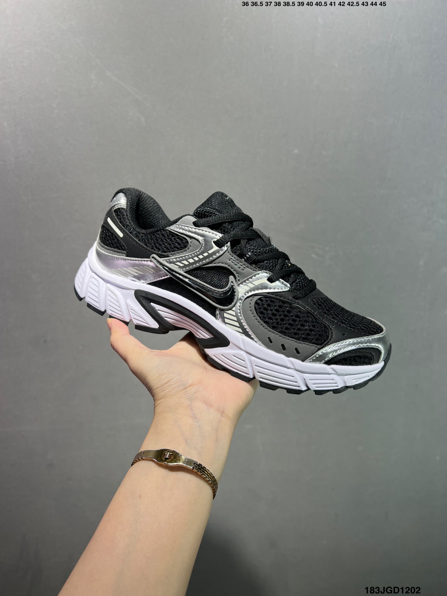 💰120 ✅NK V5 RNR 舒适百搭防滑耐磨低帮跑步鞋 舒适有型适合日常穿着 该鞋款延续千禧年经典设计搭载泡绵中底 厚实而轻盈匠心细节巧搭立体耐克勾标志焕新演绎复古跑鞋 鞋款从千禧年美学汲取灵感 混搭多种材质突显层次感立体感和传统跑步风范 Size：36 36.5 37.5 38 38.5 39 40 40.5 41 42 42.5 43 44 44.5 45 编码：183JGD1202