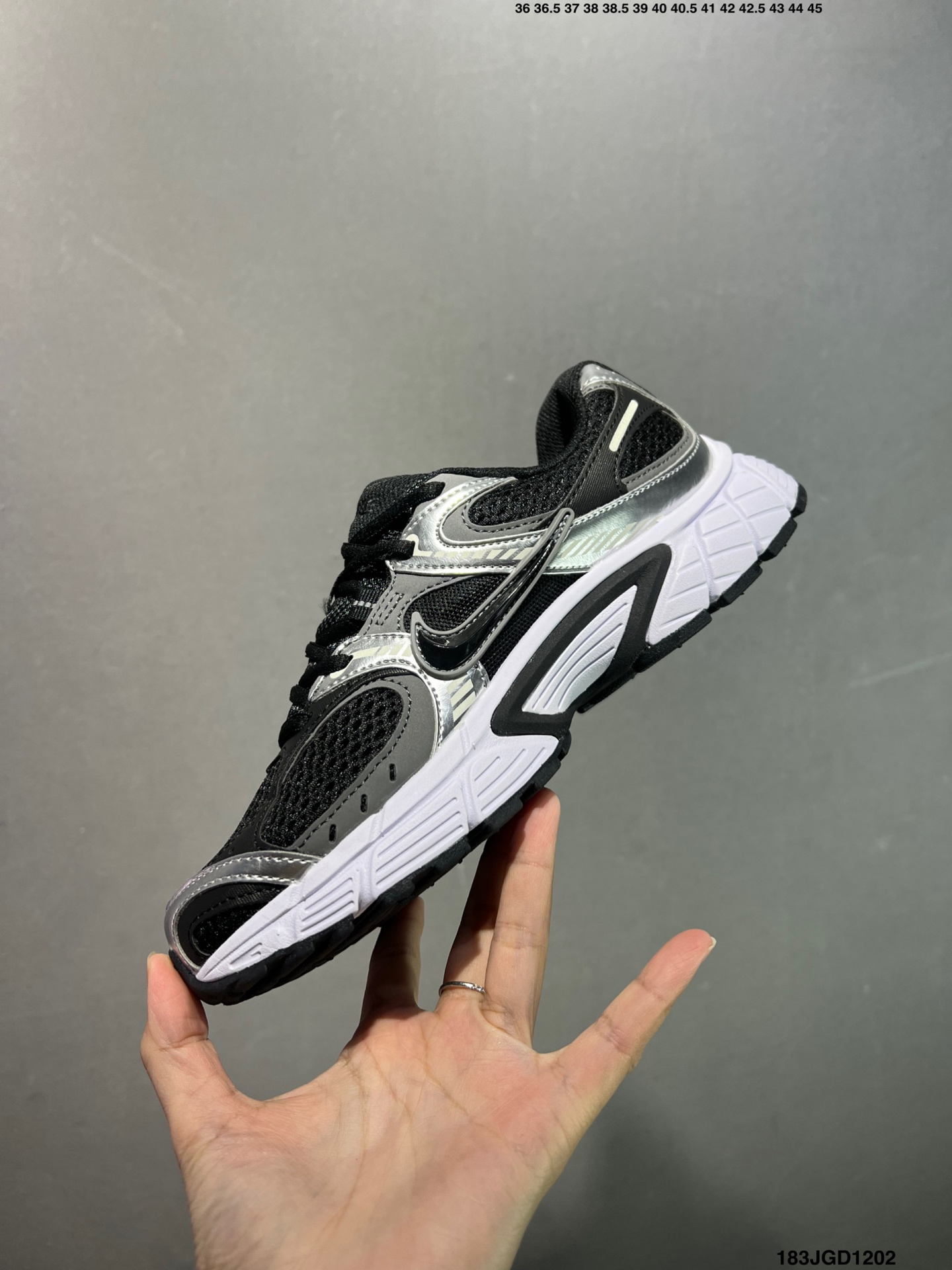 💰120 ✅NK V5 RNR 舒适百搭防滑耐磨低帮跑步鞋 舒适有型适合日常穿着 该鞋款延续千禧年经典设计搭载泡绵中底 厚实而轻盈匠心细节巧搭立体耐克勾标志焕新演绎复古跑鞋 鞋款从千禧年美学汲取灵感 混搭多种材质突显层次感立体感和传统跑步风范 Size：36 36.5 37.5 38 38.5 39 40 40.5 41 42 42.5 43 44 44.5 45 编码：183JGD1202