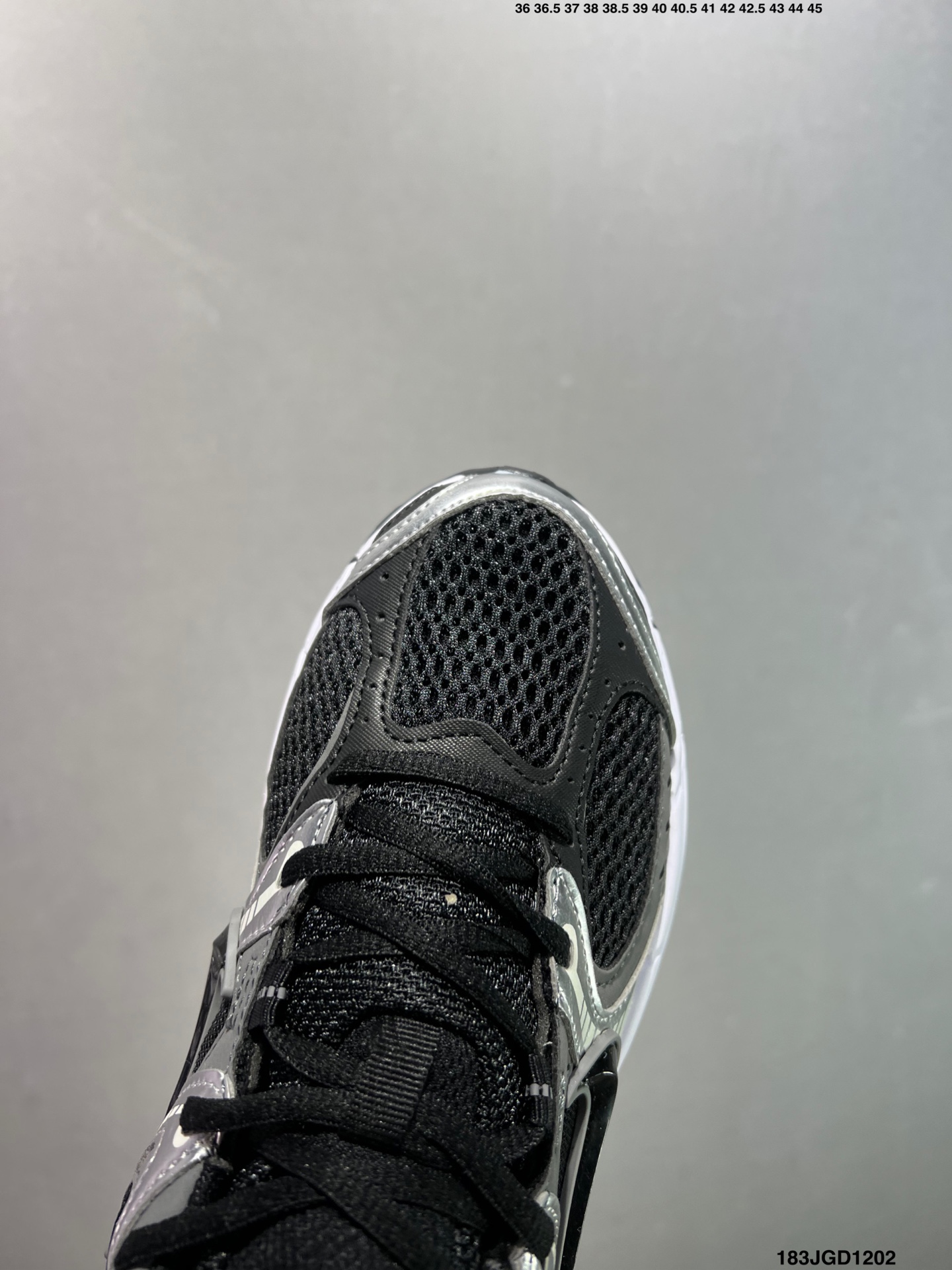 💰120 ✅NK V5 RNR 舒适百搭防滑耐磨低帮跑步鞋 舒适有型适合日常穿着 该鞋款延续千禧年经典设计搭载泡绵中底 厚实而轻盈匠心细节巧搭立体耐克勾标志焕新演绎复古跑鞋 鞋款从千禧年美学汲取灵感 混搭多种材质突显层次感立体感和传统跑步风范 Size：36 36.5 37.5 38 38.5 39 40 40.5 41 42 42.5 43 44 44.5 45 编码：183JGD1202