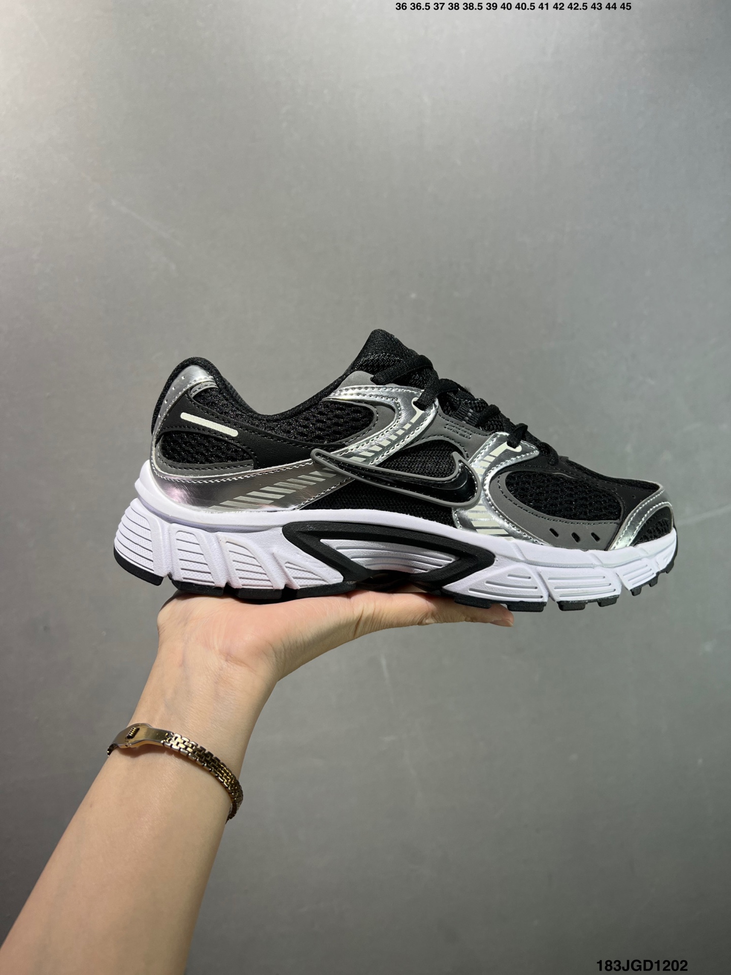 💰120 ✅NK V5 RNR 舒适百搭防滑耐磨低帮跑步鞋 舒适有型适合日常穿着 该鞋款延续千禧年经典设计搭载泡绵中底 厚实而轻盈匠心细节巧搭立体耐克勾标志焕新演绎复古跑鞋 鞋款从千禧年美学汲取灵感 混搭多种材质突显层次感立体感和传统跑步风范 Size：36 36.5 37.5 38 38.5 39 40 40.5 41 42 42.5 43 44 44.5 45 编码：183JGD1202