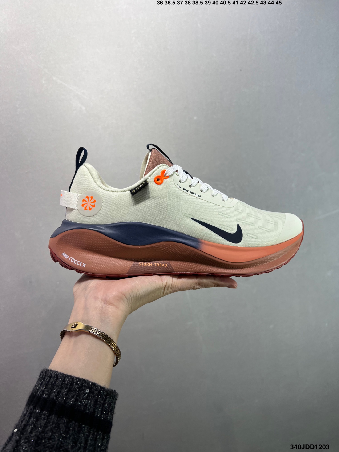 💰100
✅Nike React Infinity Rn 4 GTX 耐克 马拉松机能风格运动鞋 
实拍首发#鞋款搭载柔软泡绵 在运动中为你塑就缓震脚感 设计灵感源自日常跑步者 提供稳固支撑力和非凡抓地力 缔造舒适非凡的迈步体验
官方货号:HQ0265-400
尺码:36 36.5 37.5 38 38.5 39 40 40.5 41 42 42.5 43 44 45  ID：340JDD1203