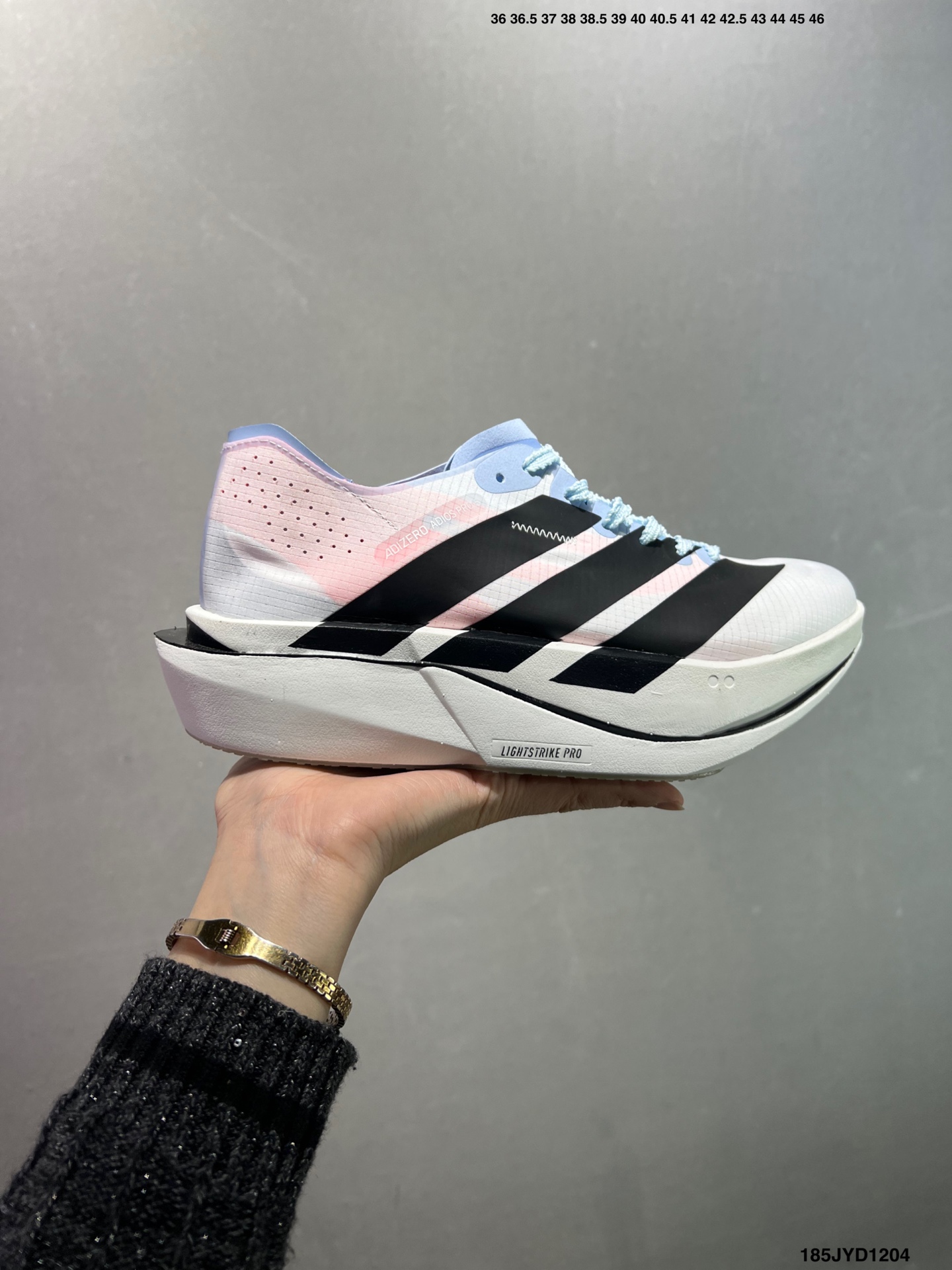 公司级✅Adidas Adizero Adios 5 M 阿迪超轻透气缓震跑鞋 全掌碳板 整体外观造型与adiZero Adios Pro EVO 1非常相似 中底配置方面搭载全掌Lightstrike Pro 鞋面采用透气网面示人 契合日常训练鞋的定位 更加耐用 外底给到了马牌橡胶 及上代竞速旗舰adidas Adizero Adios Pro 3区域分布 官方货号: K18297 ID:185JYD1204