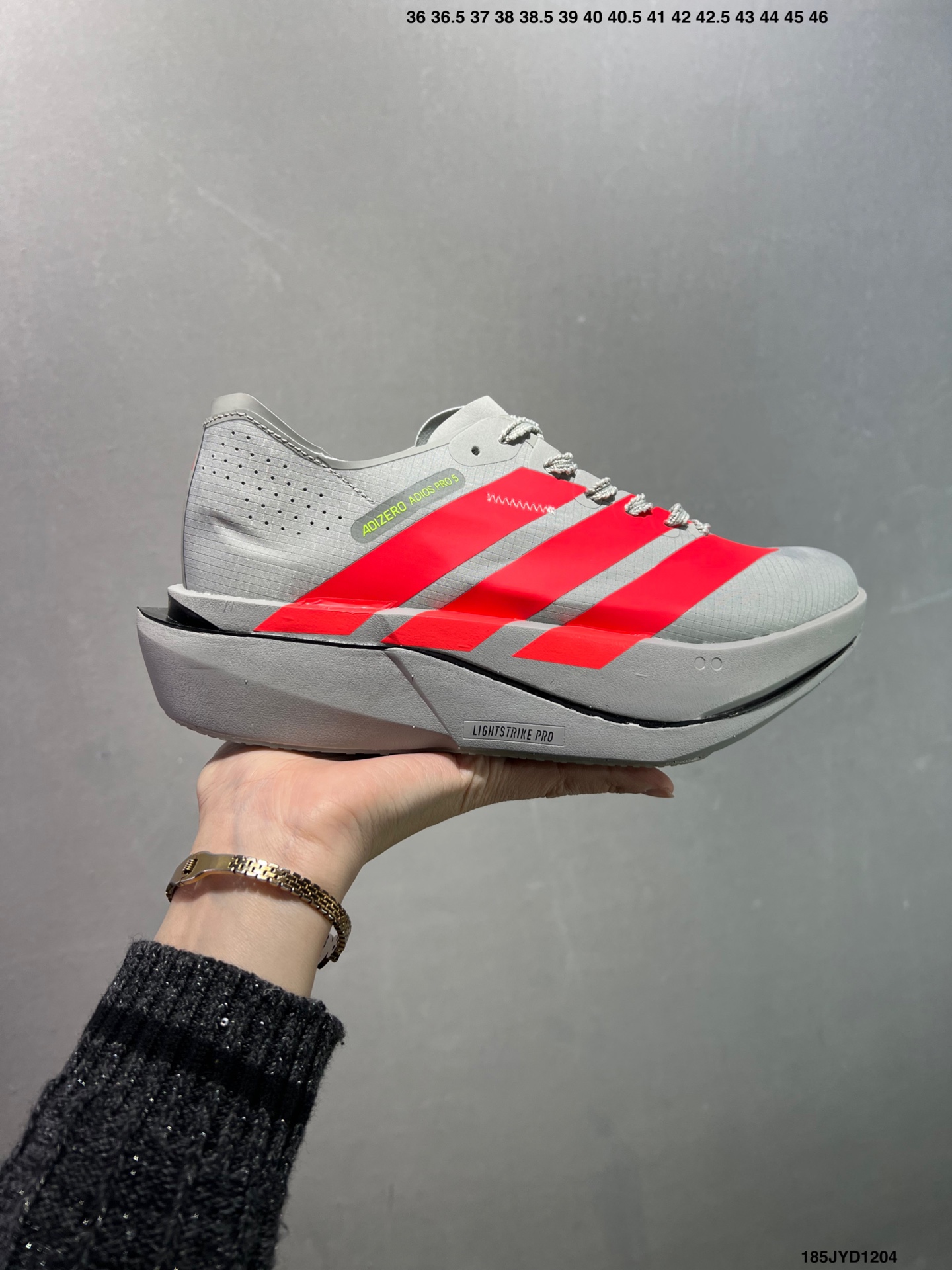 公司级✅Adidas Adizero Adios 5 M 阿迪超轻透气缓震跑鞋 全掌碳板 整体外观造型与adiZero Adios Pro EVO 1非常相似 中底配置方面搭载全掌Lightstrike Pro 鞋面采用透气网面示人 契合日常训练鞋的定位 更加耐用 外底给到了马牌橡胶 及上代竞速旗舰adidas Adizero Adios Pro 3区域分布 官方货号: K18297 ID:185JYD1204