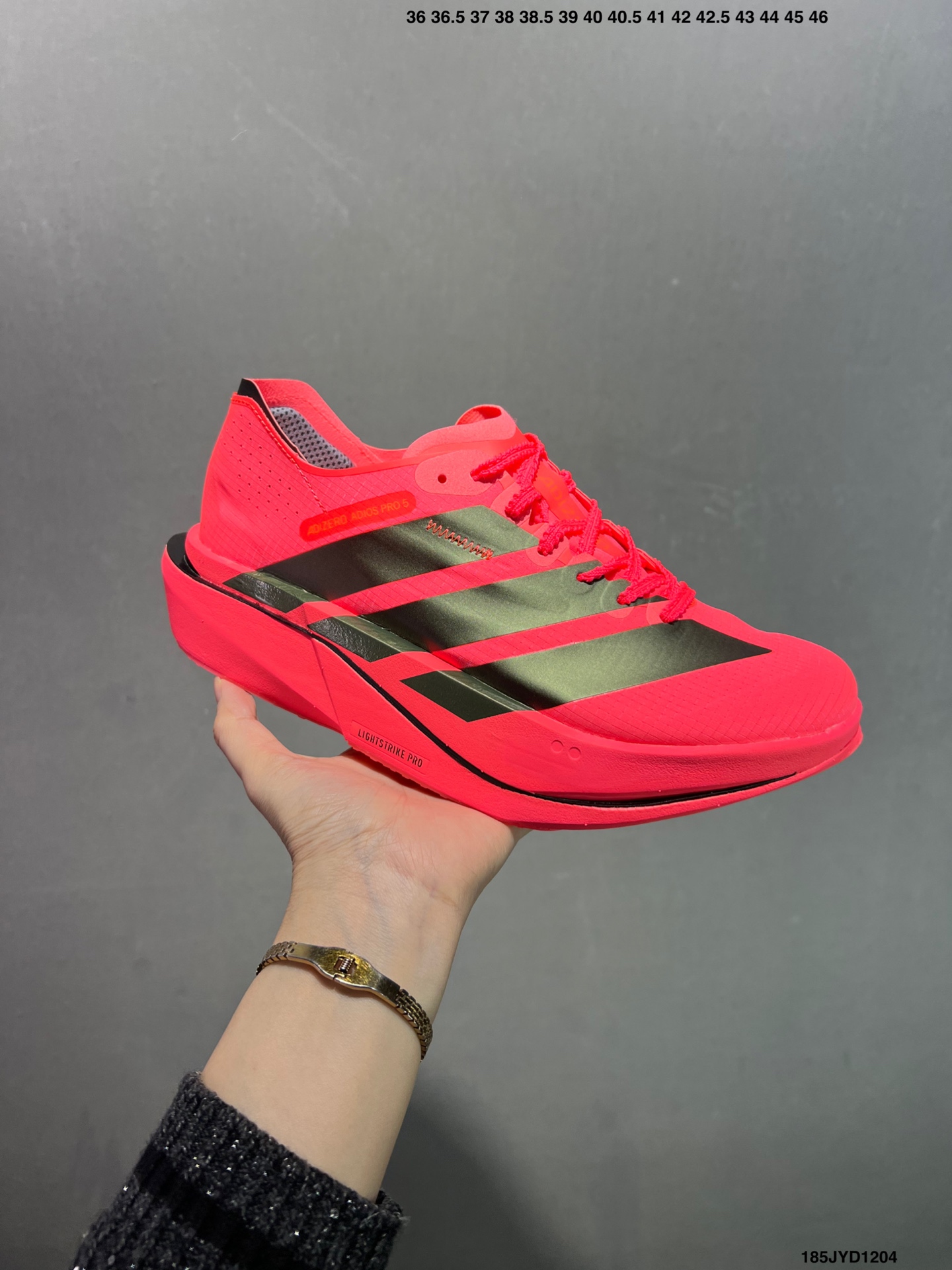 公司级✅Adidas Adizero Adios 5 M 阿迪超轻透气缓震跑鞋 全掌碳板 整体外观造型与adiZero Adios Pro EVO 1非常相似 中底配置方面搭载全掌Lightstrike Pro 鞋面采用透气网面示人 契合日常训练鞋的定位 更加耐用 外底给到了马牌橡胶 及上代竞速旗舰adidas Adizero Adios Pro 3区域分布 官方货号: K18297 ID:185JYD1204