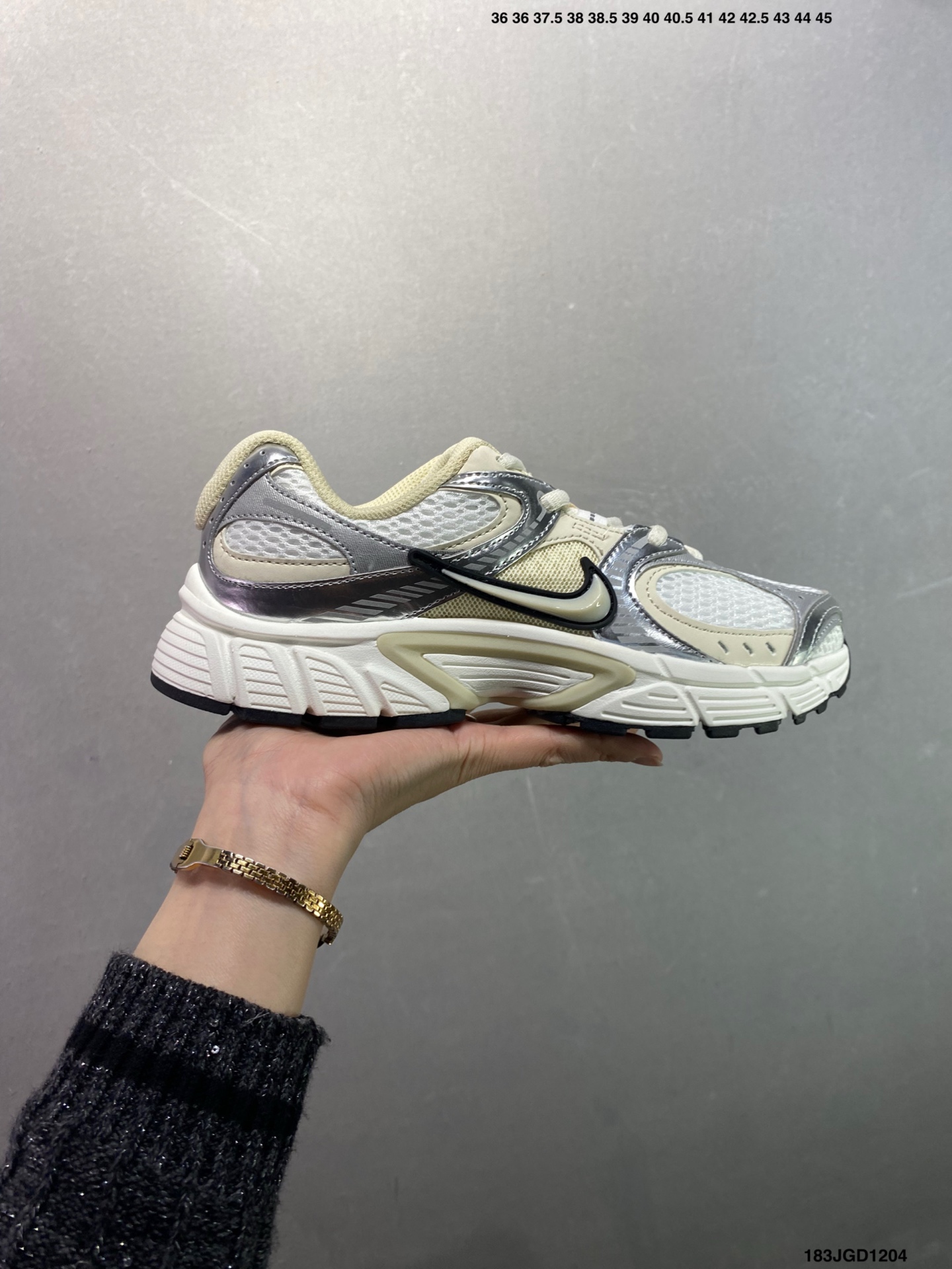 💰120 ✅NK V5 RNR 舒适百搭防滑耐磨低帮跑步鞋 舒适有型适合日常穿着 该鞋款延续千禧年经典设计搭载泡绵中底 厚实而轻盈匠心细节巧搭立体耐克勾标志焕新演绎复古跑鞋 鞋款从千禧年美学汲取灵感 混搭多种材质突显层次感立体感和传统跑步风范 Size：36 36.5 37.5 38 38.5 39 40 40.5 41 42 42.5 43 44 44.5 45 编码：183JGD1204