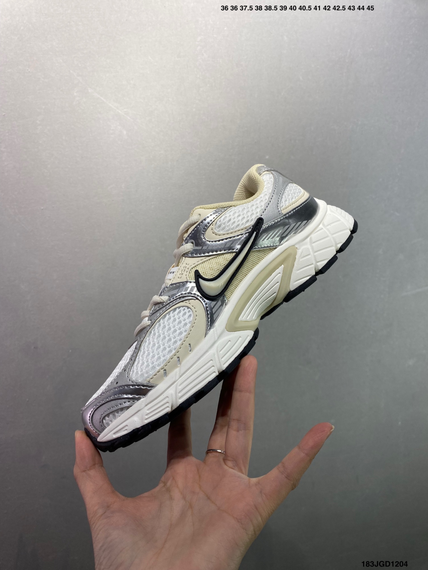 💰120 ✅NK V5 RNR 舒适百搭防滑耐磨低帮跑步鞋 舒适有型适合日常穿着 该鞋款延续千禧年经典设计搭载泡绵中底 厚实而轻盈匠心细节巧搭立体耐克勾标志焕新演绎复古跑鞋 鞋款从千禧年美学汲取灵感 混搭多种材质突显层次感立体感和传统跑步风范 Size：36 36.5 37.5 38 38.5 39 40 40.5 41 42 42.5 43 44 44.5 45 编码：183JGD1204