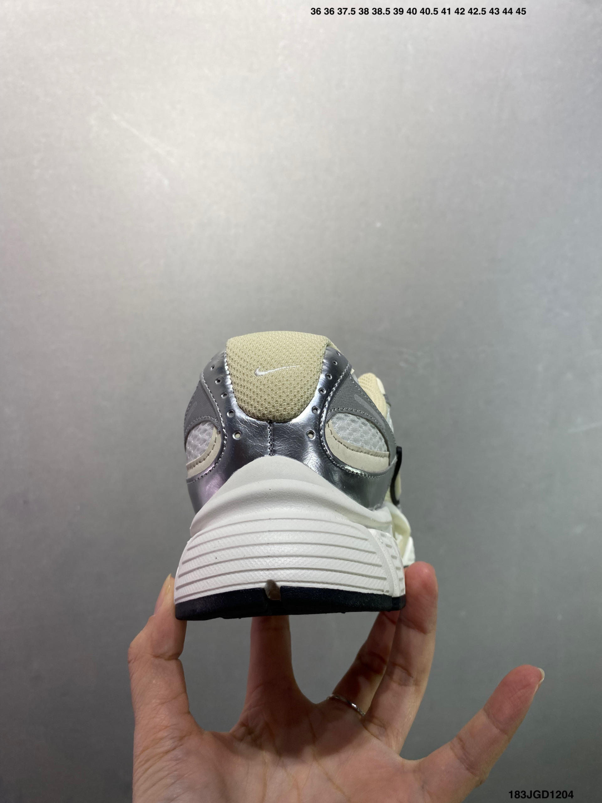 💰120 ✅NK V5 RNR 舒适百搭防滑耐磨低帮跑步鞋 舒适有型适合日常穿着 该鞋款延续千禧年经典设计搭载泡绵中底 厚实而轻盈匠心细节巧搭立体耐克勾标志焕新演绎复古跑鞋 鞋款从千禧年美学汲取灵感 混搭多种材质突显层次感立体感和传统跑步风范 Size：36 36.5 37.5 38 38.5 39 40 40.5 41 42 42.5 43 44 44.5 45 编码：183JGD1204