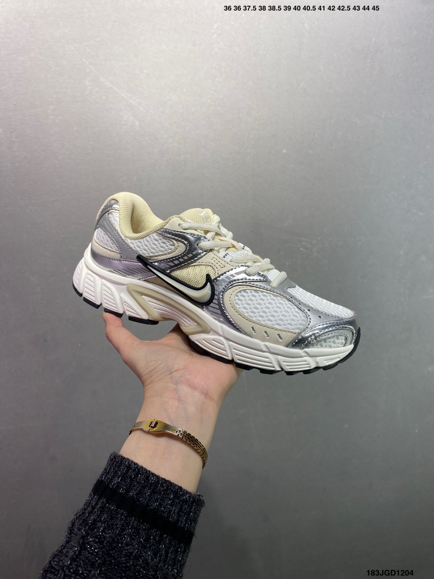 💰120 ✅NK V5 RNR 舒适百搭防滑耐磨低帮跑步鞋 舒适有型适合日常穿着 该鞋款延续千禧年经典设计搭载泡绵中底 厚实而轻盈匠心细节巧搭立体耐克勾标志焕新演绎复古跑鞋 鞋款从千禧年美学汲取灵感 混搭多种材质突显层次感立体感和传统跑步风范 Size：36 36.5 37.5 38 38.5 39 40 40.5 41 42 42.5 43 44 44.5 45 编码：183JGD1204