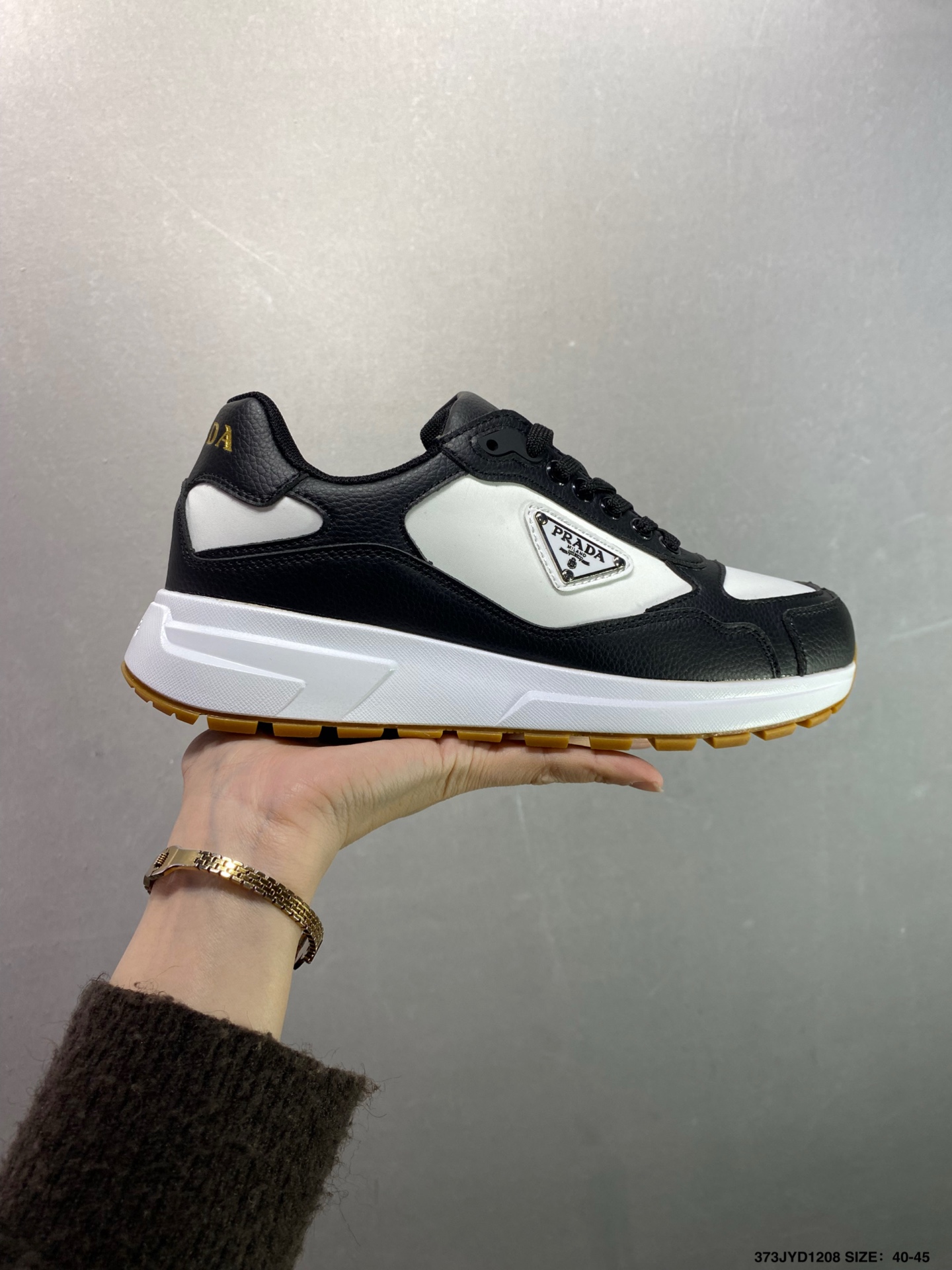 Prada America‘s Cup 普拉达 运动鞋经过重新设计 全新面料和颜色为它注入新的当代精神 这款航海风系带运动鞋 最初在上世纪90年代为LunaRossa船员设计 现在以彩色橡胶和Bike织物重新演绎 Prada LineaRossa徽标彰显经典态度 如图 编码:373JYD1208