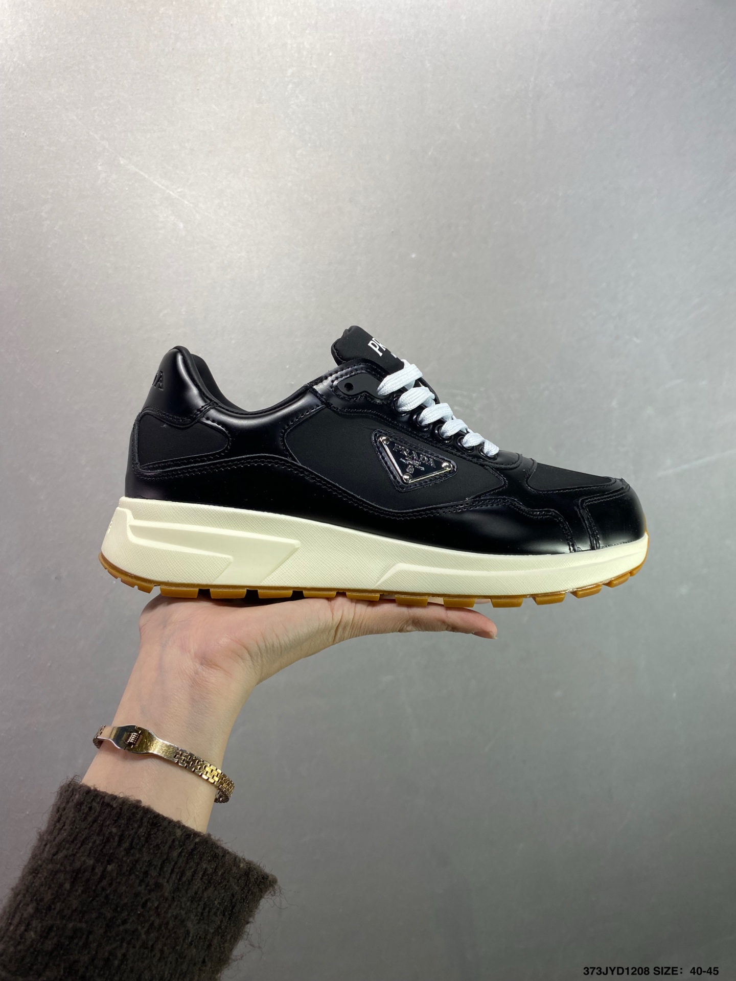 Prada America‘s Cup 普拉达 运动鞋经过重新设计 全新面料和颜色为它注入新的当代精神 这款航海风系带运动鞋 最初在上世纪90年代为LunaRossa船员设计 现在以彩色橡胶和Bike织物重新演绎 Prada LineaRossa徽标彰显经典态度 如图 编码:373JYD1208