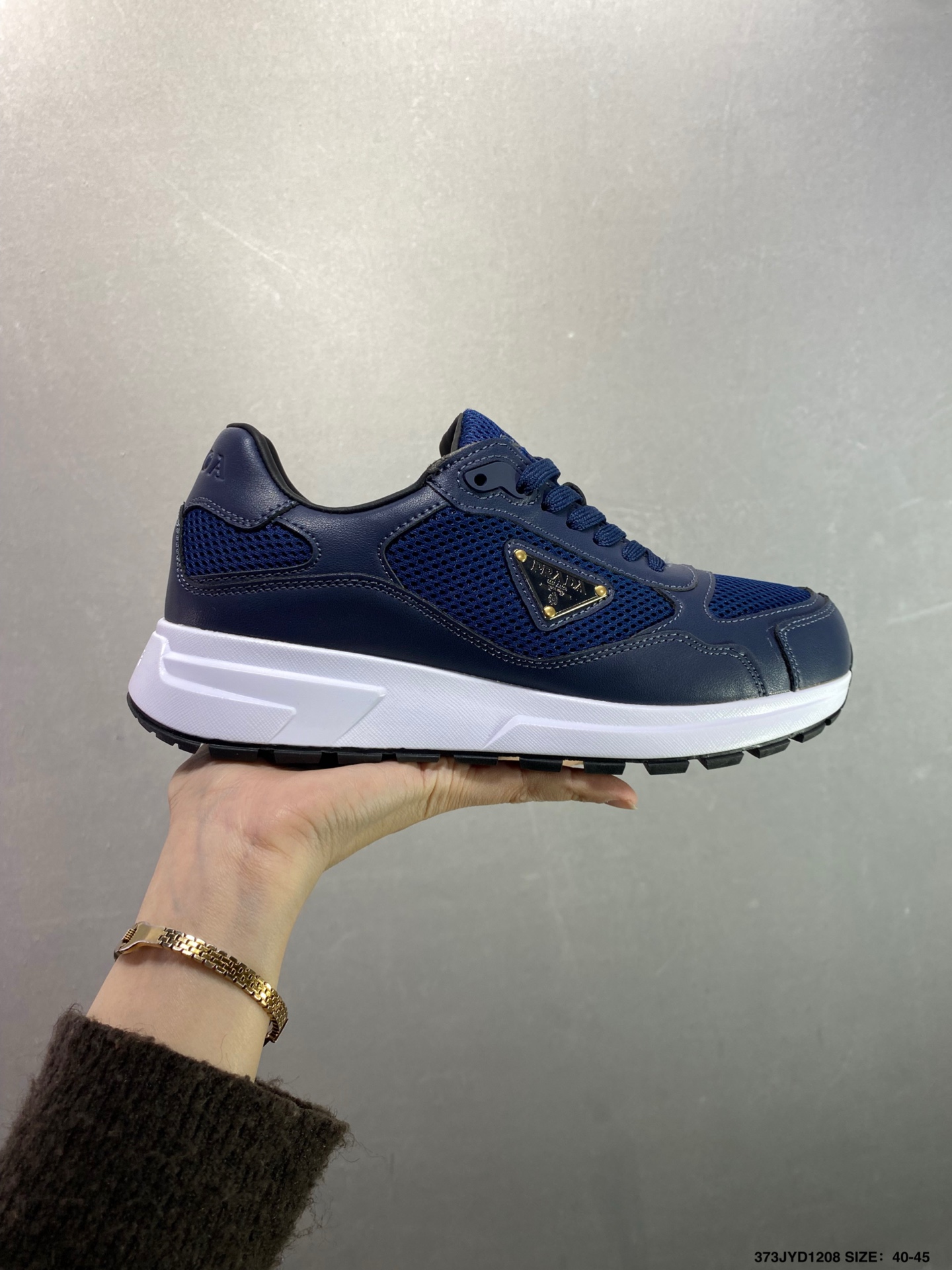 Prada America‘s Cup 普拉达 运动鞋经过重新设计 全新面料和颜色为它注入新的当代精神 这款航海风系带运动鞋 最初在上世纪90年代为LunaRossa船员设计 现在以彩色橡胶和Bike织物重新演绎 Prada LineaRossa徽标彰显经典态度 如图 编码:373JYD1208