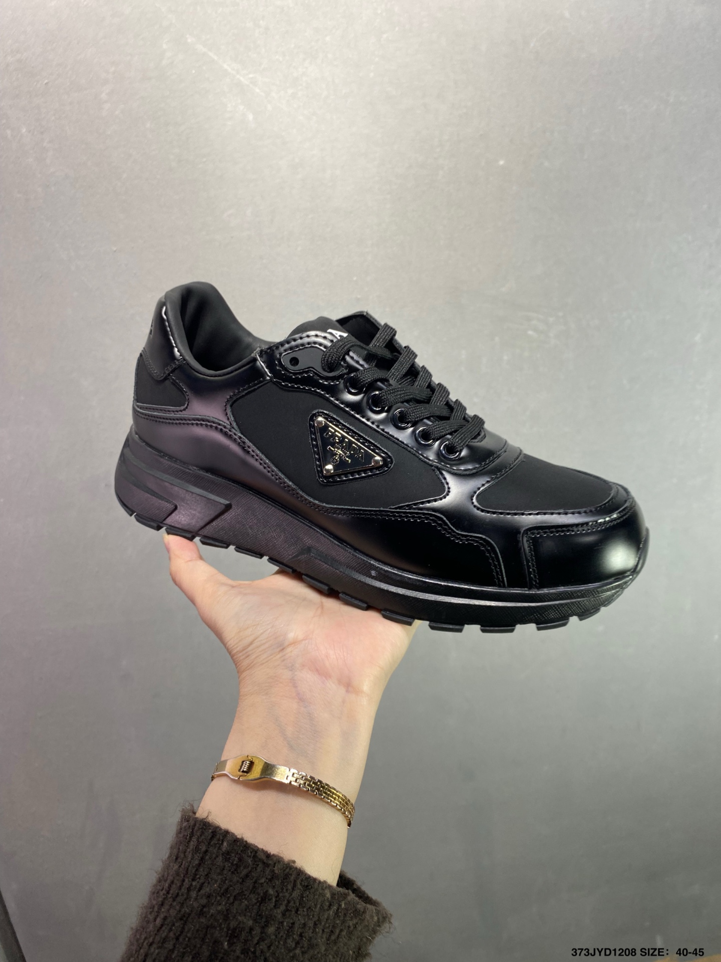 ️ ✅Prada America‘s Cup 普拉达 运动鞋经过重新设计 全新面料和颜色为它注入新的当代精神 这款航海风系带运动鞋 最初在上世纪90年代为LunaRossa船员设计 现在以彩色橡胶和Bike织物重新演绎 Prada LineaRossa徽标彰显经典态度 如图 编码:373JYD1208