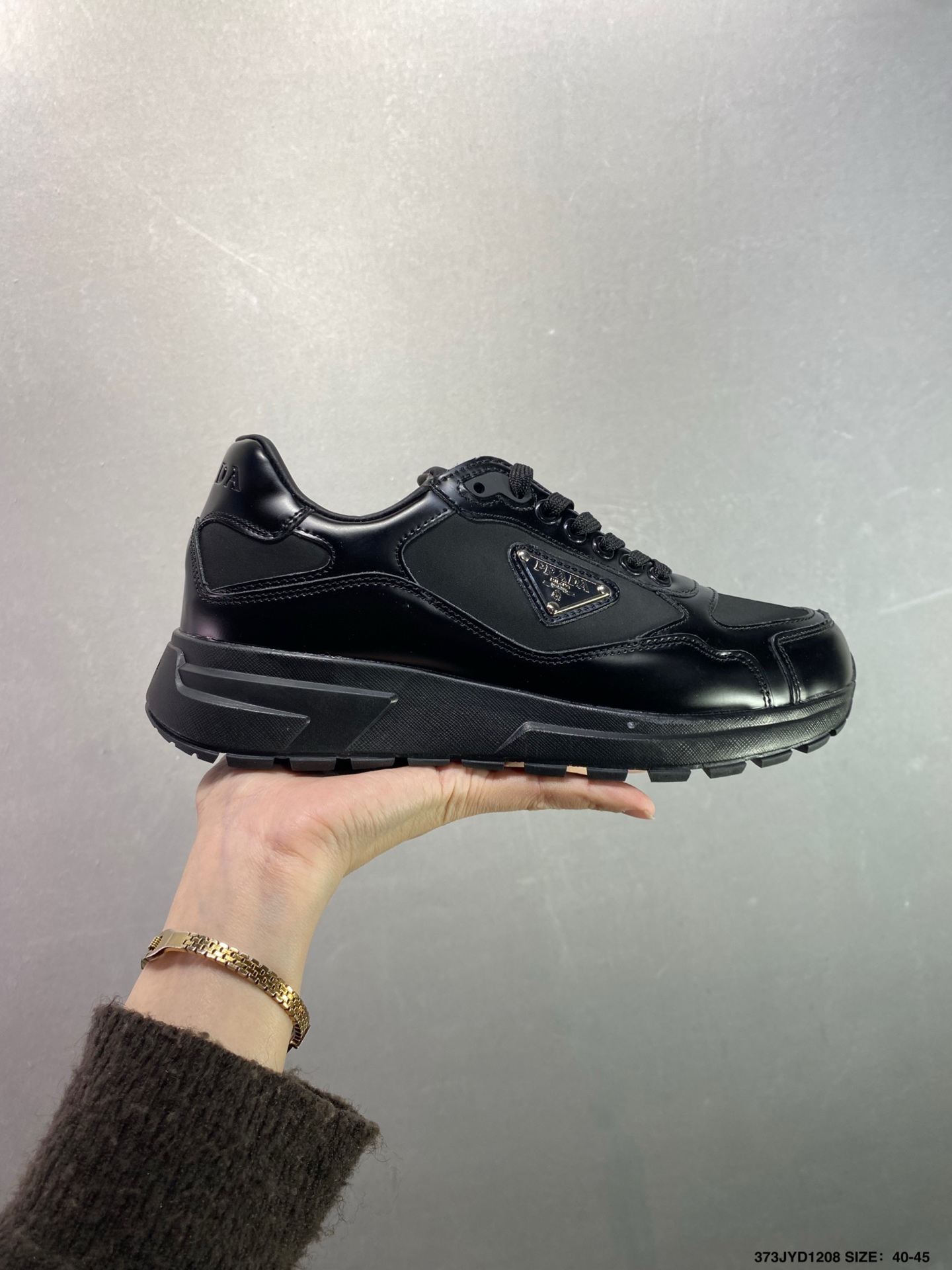 Prada America‘s Cup 普拉达 运动鞋经过重新设计 全新面料和颜色为它注入新的当代精神 这款航海风系带运动鞋 最初在上世纪90年代为LunaRossa船员设计 现在以彩色橡胶和Bike织物重新演绎 Prada LineaRossa徽标彰显经典态度 如图 编码:373JYD1208