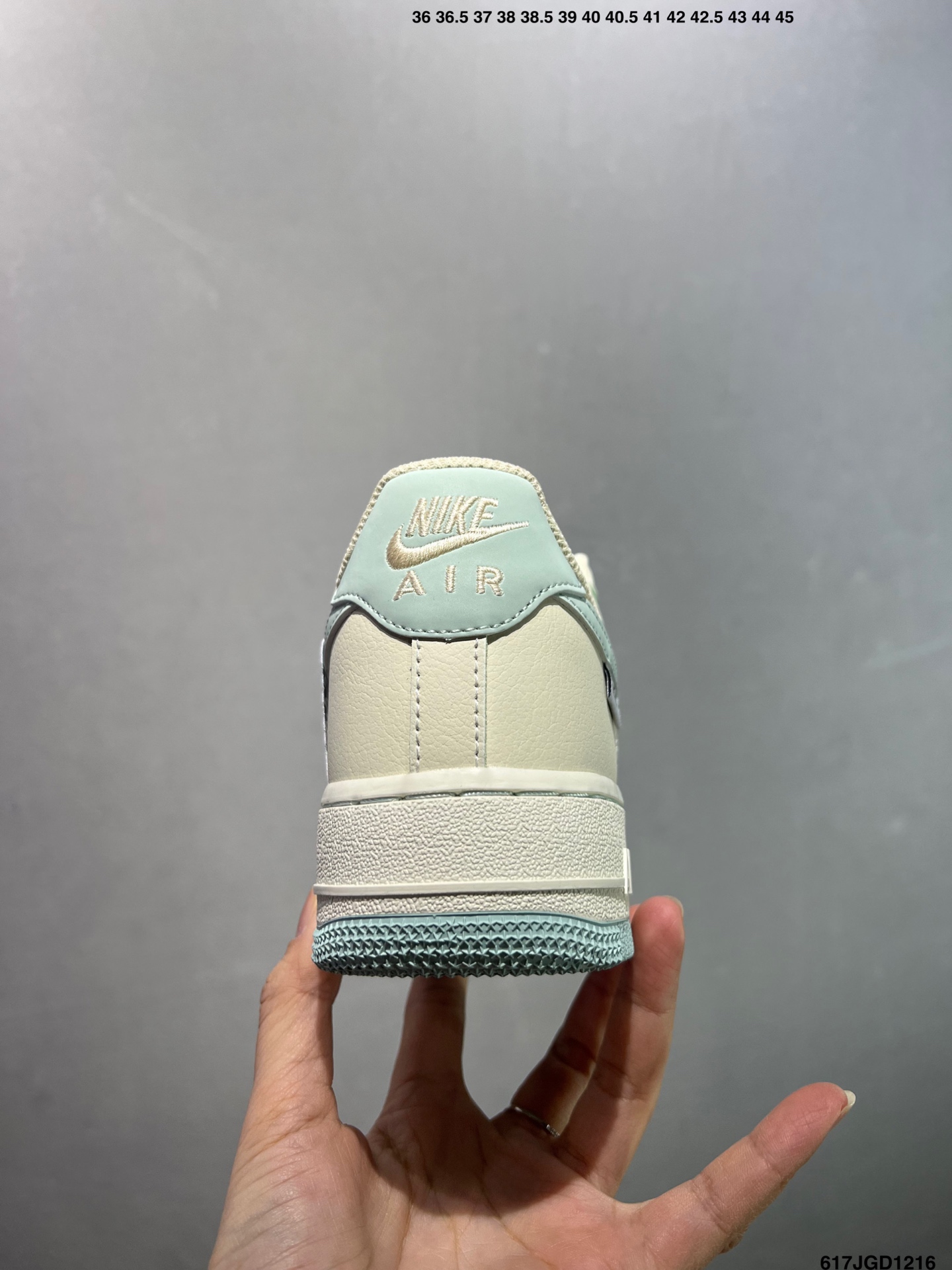 💰120
✅Nike Air Force 1 ‘07 Low 空军一号低帮休闲板鞋 原楦头原纸板 清洁度完美 全掌内置蜂窝气垫 中底钢印、拉帮完美
货号：FB1839-132
尺码：36 36.5 37.5 38 38.5 39 40 40.5 41 42 42.5 43 44 44.5 45 ID：617JGD1216