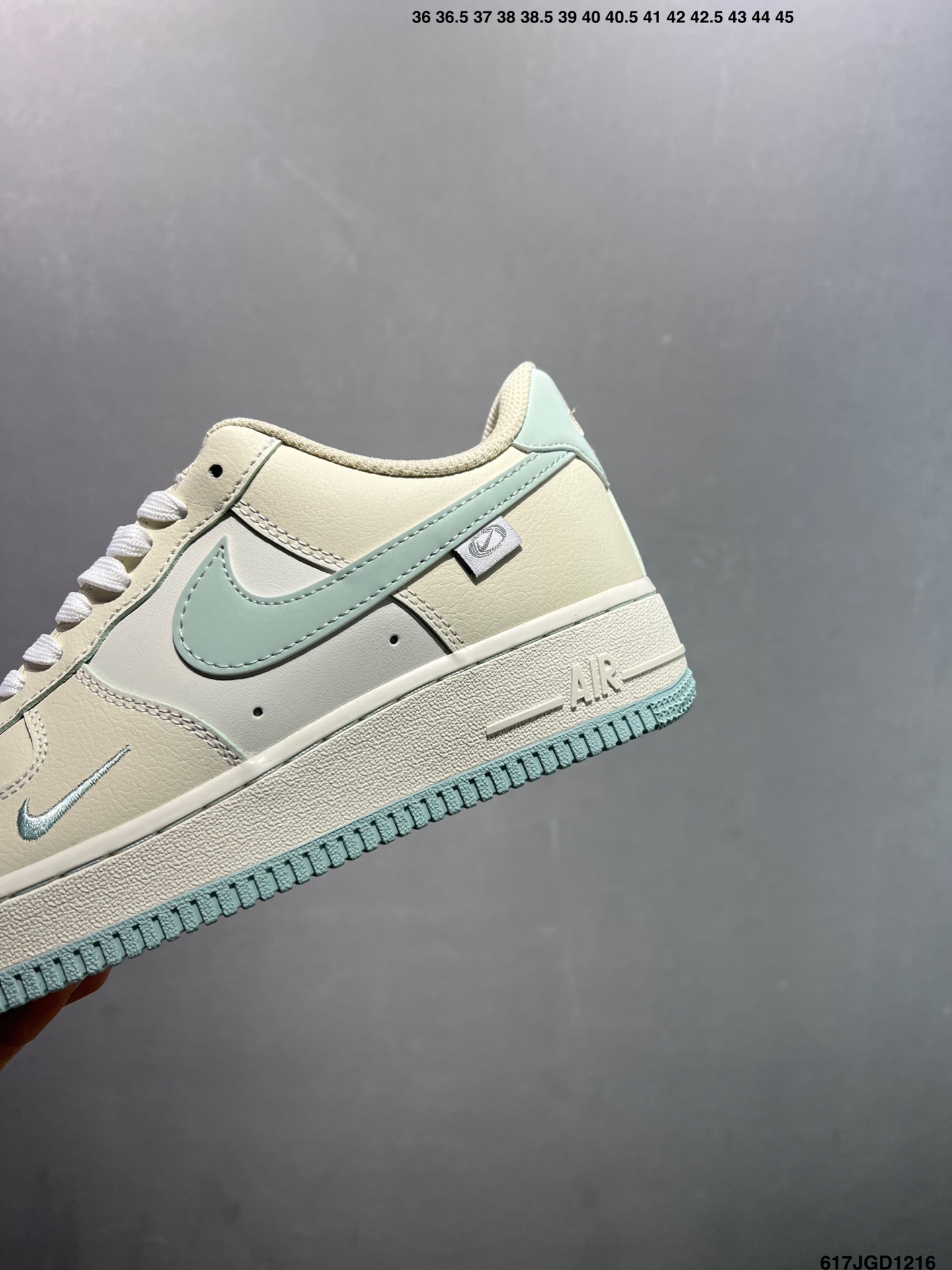 💰120
✅Nike Air Force 1 ‘07 Low 空军一号低帮休闲板鞋 原楦头原纸板 清洁度完美 全掌内置蜂窝气垫 中底钢印、拉帮完美
货号：FB1839-132
尺码：36 36.5 37.5 38 38.5 39 40 40.5 41 42 42.5 43 44 44.5 45 ID：617JGD1216