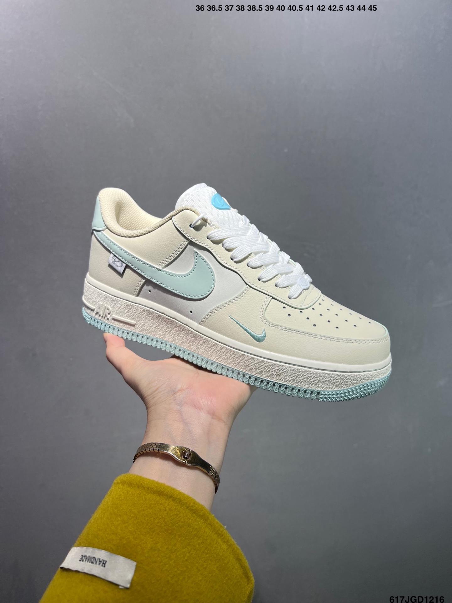 💰120
✅Nike Air Force 1 ‘07 Low 空军一号低帮休闲板鞋 原楦头原纸板 清洁度完美 全掌内置蜂窝气垫 中底钢印、拉帮完美
货号：FB1839-132
尺码：36 36.5 37.5 38 38.5 39 40 40.5 41 42 42.5 43 44 44.5 45 ID：617JGD1216