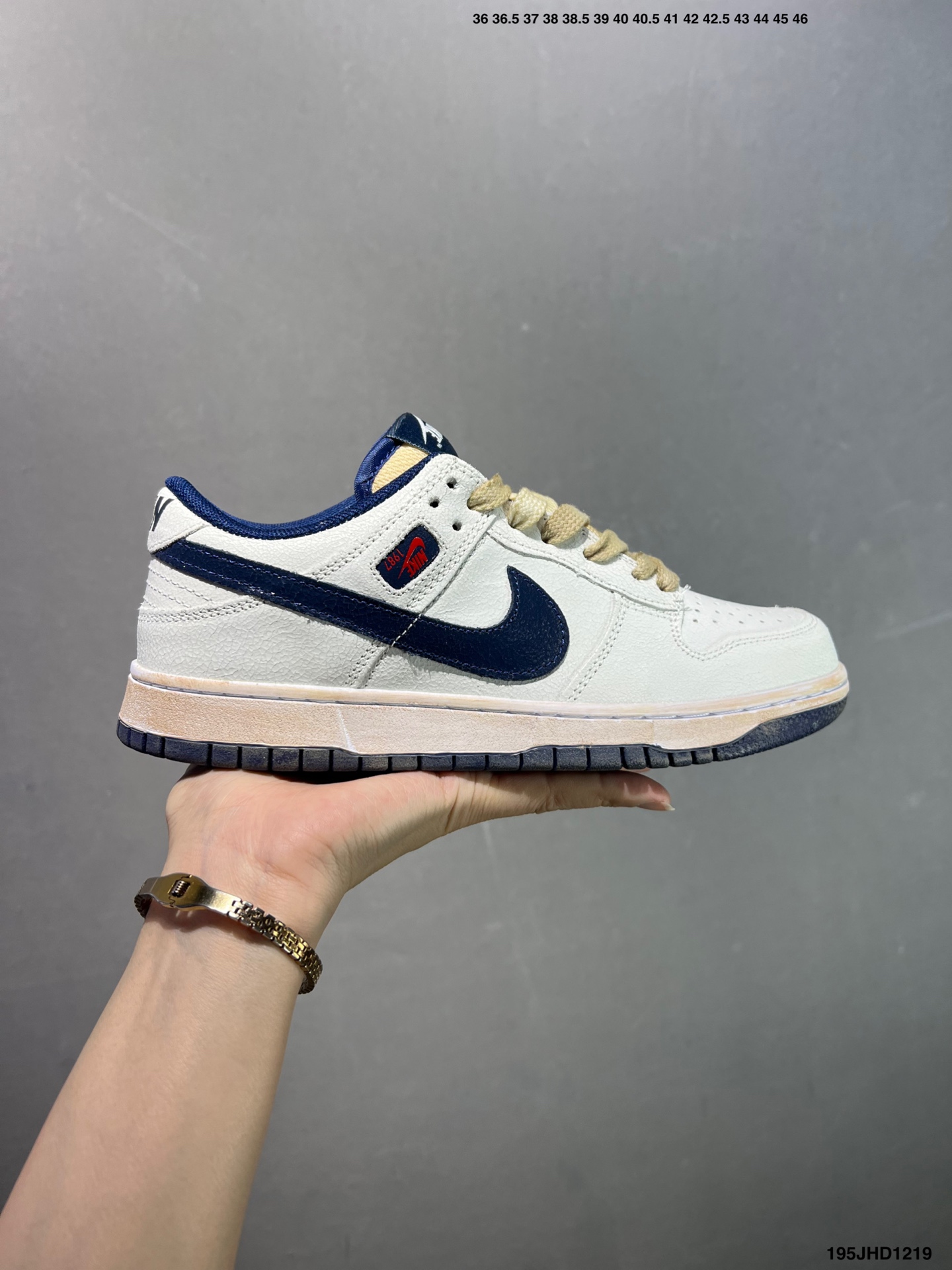 Stranger Things x NK Dunk Low SP舒适百搭 低帮 板鞋 男女同款 联名灰蓝色 IH6766-001 实力大厂出品 新配色陆续开发 利润个位数只为口碑 全套原纸板楦头开发 确保原汁原味 完美呈现DUNK版型 一比一鞋头弧度高度鞋身弧度 此版本只针对中端市场 皮料材质有所更替 其他数据细节工艺流程均保持一致 绝不口嗨 细节品控鞋型随意对比 独家私模官方第六代原厂航空铝磨具打磨大底 鞋头坡度极致还原 无解鞋型 原盒原配 圈内天花板工艺 原厂玻璃冲刀 超高清洁度 全鞋零毛边皮料切割 原厂中底布点胶 中底布拉帮走线遵循公司 编码:195JHD1219