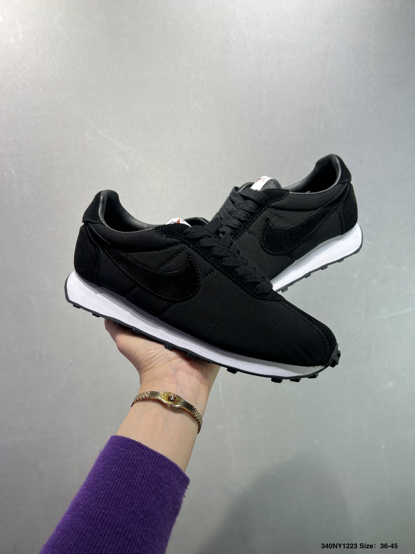 🈴️💰95
✅nike WLD-1000 休闲鞋阿甘鞋
在追求舒适与风格融合的鞋履之路上,WLD-1000休闲鞋以卓越之姿脱颖而出,成为现代生活中不可或缺的时尚伴侣。
从选材到制作工艺,WLD-1000休闲鞋都秉持着对品质的执着。鞋面采用高品质皮革,不仅触感柔软,更凭借出色的耐磨性,经受住日常的各种考验。细致的车缝线,均匀整齐,彰显匠心独运,每一处细节都展现着精湛工艺。
货号:HF3227 100
尺码:36 36.5 37.5 38 38.5 39 40 40.5 41 42 42.5 43 44 45 ID:340NY1223