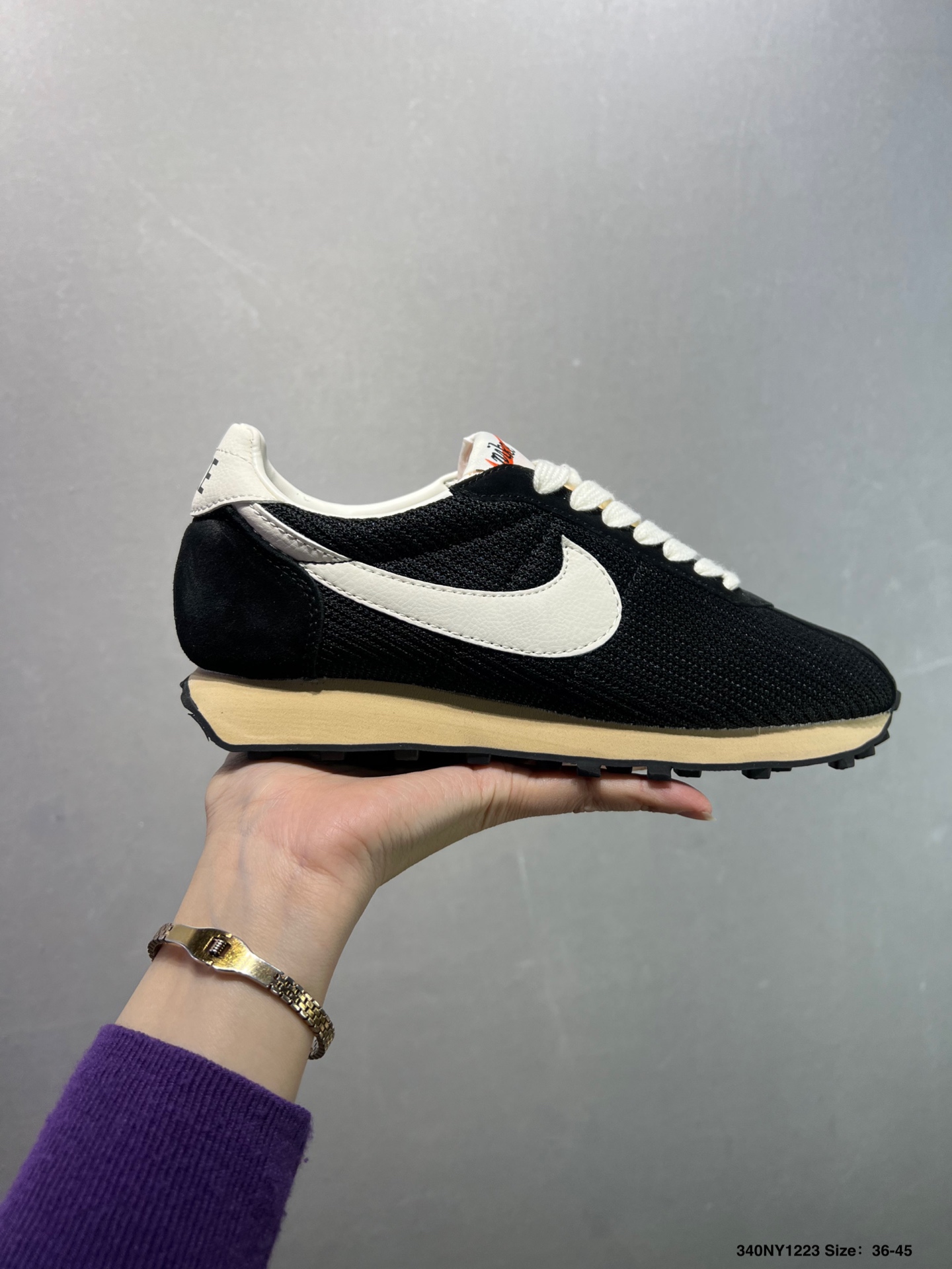 💰95
✅nike WLD-1000 休闲鞋阿甘鞋
在追求舒适与风格融合的鞋履之路上，WLD-1000休闲鞋以卓越之姿脱颖而出，成为现代生活中不可或缺的时尚伴侣。
从选材到制作工艺，WLD-1000休闲鞋都秉持着对品质的执着。鞋面采用高品质皮革，不仅触感柔软，更凭借出色的耐磨性，经受住日常的各种考验。细致的车缝线，均匀整齐，彰显匠心独运，每一处细节都展现着精湛工艺。
货号：HF3227 100
尺码：36 36.5 37.5 38 38.5 39 40 40.5 41 42 42.5 43 44 45 ID：340NY1223