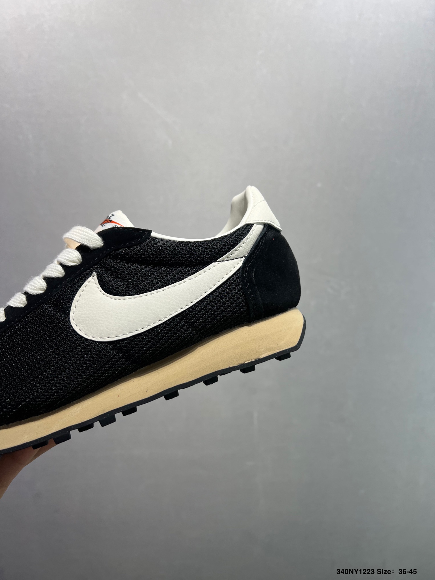 💰95
✅nike WLD-1000 休闲鞋阿甘鞋
在追求舒适与风格融合的鞋履之路上,WLD-1000休闲鞋以卓越之姿脱颖而出,成为现代生活中不可或缺的时尚伴侣。
从选材到制作工艺,WLD-1000休闲鞋都秉持着对品质的执着。鞋面采用高品质皮革,不仅触感柔软,更凭借出色的耐磨性,经受住日常的各种考验。细致的车缝线,均匀整齐,彰显匠心独运,每一处细节都展现着精湛工艺。
货号:HF3227 100
尺码:36 36.5 37.5 38 38.5 39 40 40.5 41 42 42.5 43 44 45 ID:340NY1223