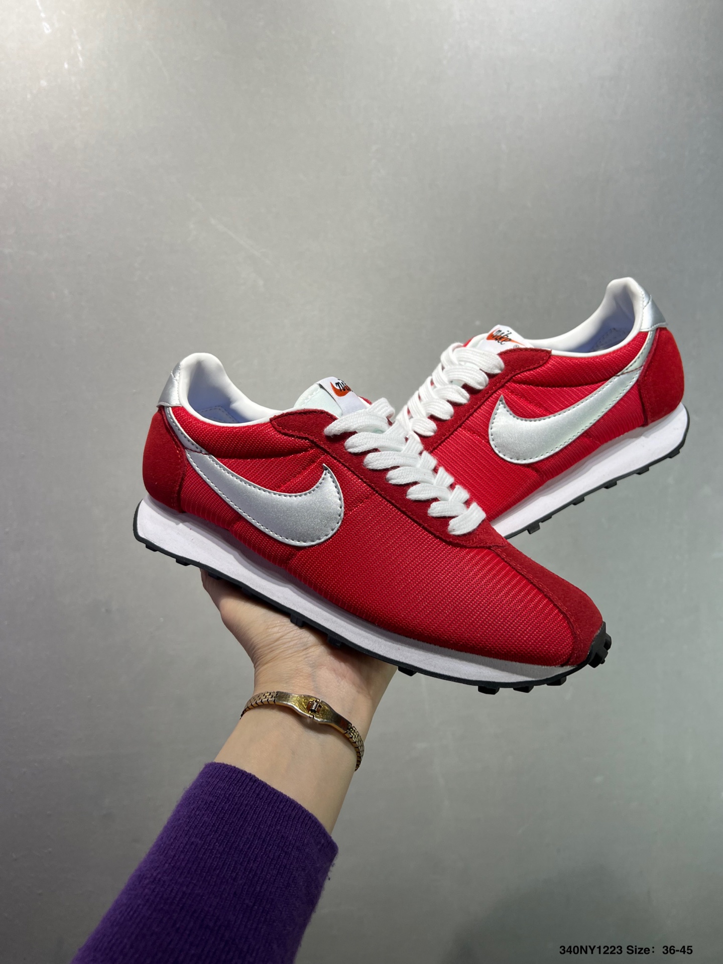 🈴️💰95
✅nike WLD-1000 休闲鞋阿甘鞋
在追求舒适与风格融合的鞋履之路上,WLD-1000休闲鞋以卓越之姿脱颖而出,成为现代生活中不可或缺的时尚伴侣。
从选材到制作工艺,WLD-1000休闲鞋都秉持着对品质的执着。鞋面采用高品质皮革,不仅触感柔软,更凭借出色的耐磨性,经受住日常的各种考验。细致的车缝线,均匀整齐,彰显匠心独运,每一处细节都展现着精湛工艺。
货号:HF3227 100
尺码:36 36.5 37.5 38 38.5 39 40 40.5 41 42 42.5 43 44 45 ID:340NY1223