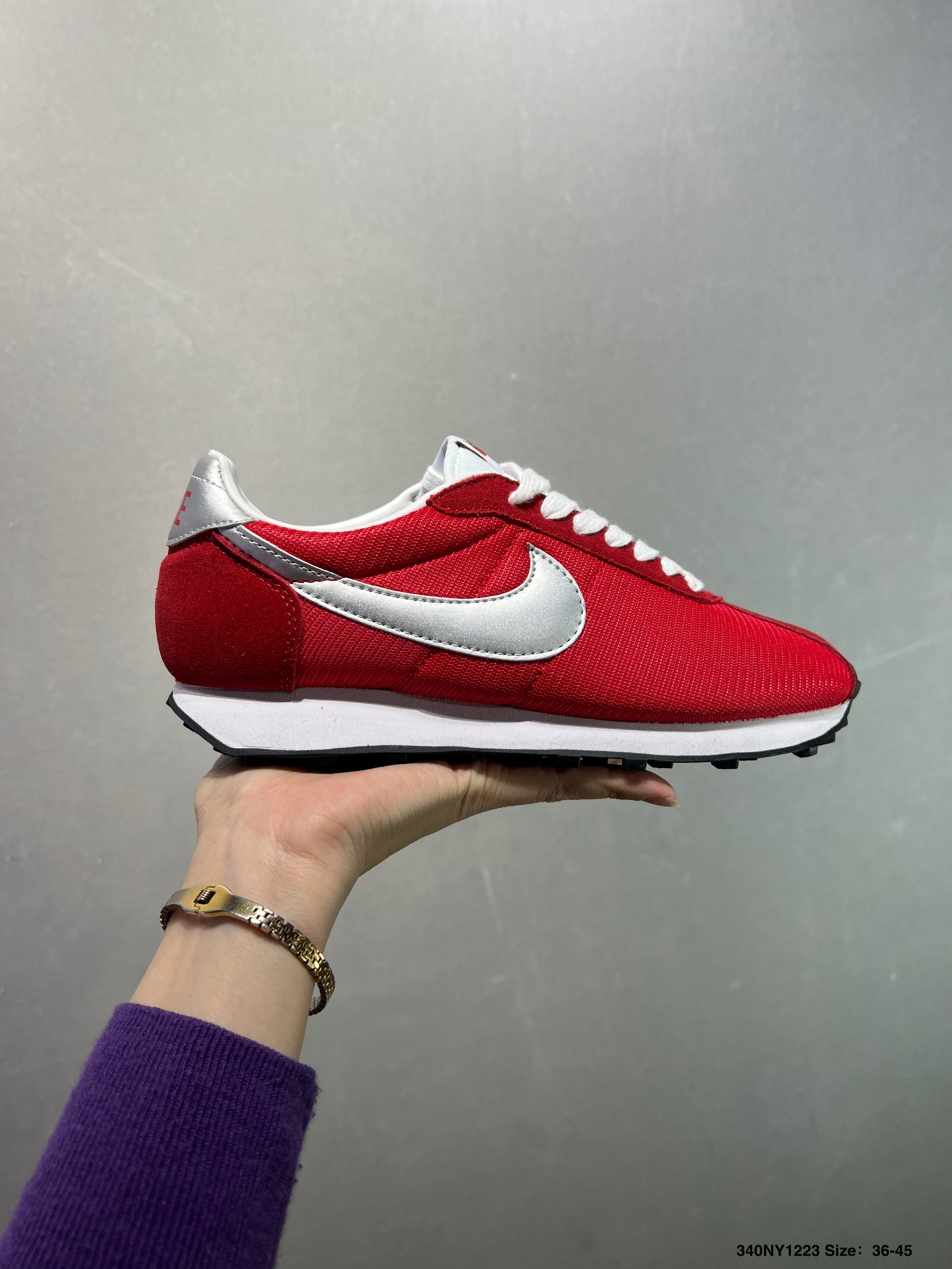 💰95
✅nike WLD-1000 休闲鞋阿甘鞋
在追求舒适与风格融合的鞋履之路上,WLD-1000休闲鞋以卓越之姿脱颖而出,成为现代生活中不可或缺的时尚伴侣。
从选材到制作工艺,WLD-1000休闲鞋都秉持着对品质的执着。鞋面采用高品质皮革,不仅触感柔软,更凭借出色的耐磨性,经受住日常的各种考验。细致的车缝线,均匀整齐,彰显匠心独运,每一处细节都展现着精湛工艺。
货号:HF3227 100
尺码:36 36.5 37.5 38 38.5 39 40 40.5 41 42 42.5 43 44 45 ID:340NY1223