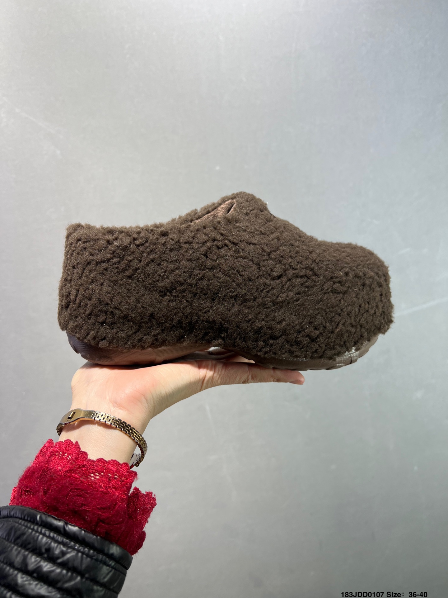 💰100
✅AD Originals AdiFOM Stan Smith Mule 防滑耐磨轻便运动凉鞋穆勒厨师鞋 黑色 重金购入原鞋及原档案磨具生产指令开发 鞋头部位凹凸有致 横向大面积波浪纹理 后跟Logo 凹凸明显 轮廓分明 描漆定位精准 公整无偏差不溢出 LOGO内侧钢印清晰工整 原厂磨具全鞋无多余毛边 同源公司EVA粒子环保塑料 原厂指令配方 无任何异味 弹性卡色均保持原鞋一致 匠心打造 鞋口弧度大小 鞋面色泽质感同步原鞋 LOGO内侧钢印清晰工整 中底部分带原厂钢印编号 原厂Ortholite欧斯莱鞋垫 区别掉渣海玻璃鞋垫 吸汗防臭的效果无法相提并论 原厂定制原标 同比ZP 符合人体设计 轻松脚感 一穿即走 这款拖鞋旨在致敬经典的Stan Smith 简约鞋面和后跟细节灵感源于原版 并通过厚实的比例和超光滑的触感 带来现代风格的革新 采用含有甘蔗制成的泡沫材料 心系环保 摆脱绑带或鞋带束缚 易于穿脱 保持舒适 采用天然可再生材料 旨在帮助减少塑料污染 偏小一码 尺码：如图 ID：183JDD0107