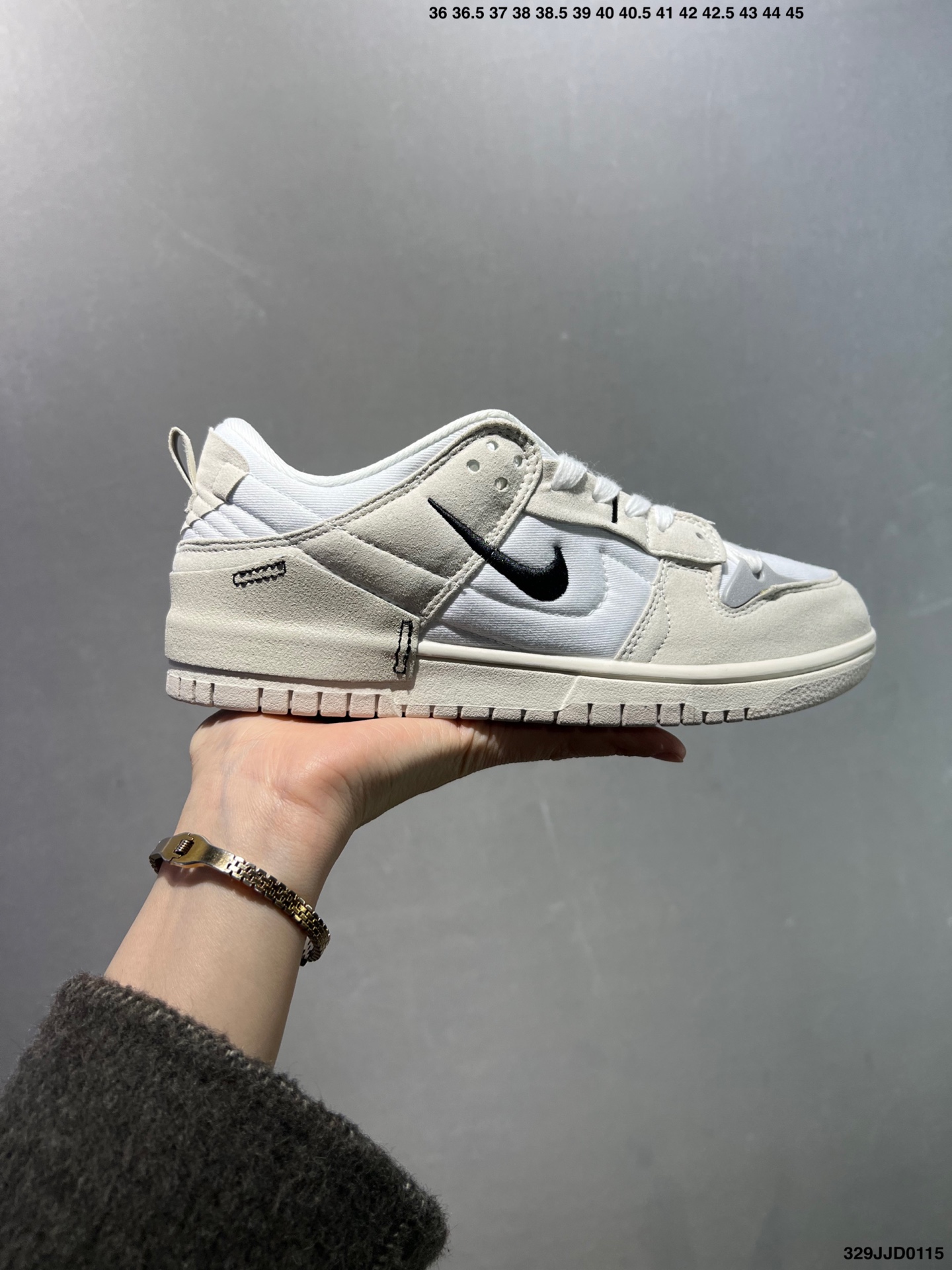 💰110
Nike Dunk Low Disrupt 2 原装配色
✅内侧的 Nike Swoosh 采用缝线勾勒出轮廓,最亮眼的设计莫过于外侧的小型 Swoosh 使用黄色刺绣制作而成,在稳重的同时又不失俏皮可爱。后跟周围使用帆布材质做半包露出一半的橡胶中底,融入摩登感觉,为经久不衰的设计增添了新的亮点
货号:DH4402-001
尺码:36 36.5 37.5 38 38.5 39 40 40.5 41 42 42.5 43 44 44.5 45 ID:329JJD0115