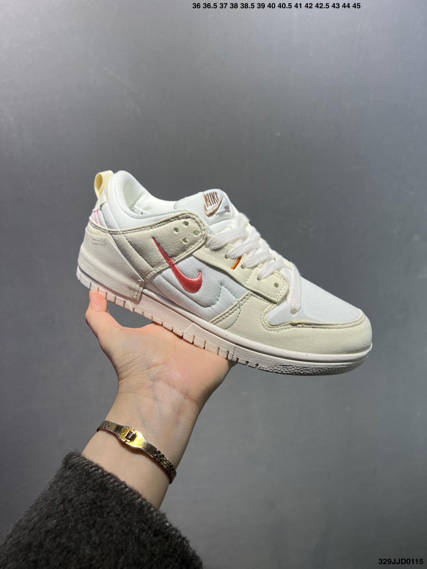 🈴️💰110
Nike Dunk Low Disrupt 2 原装配色
✅内侧的 Nike Swoosh 采用缝线勾勒出轮廓,最亮眼的设计莫过于外侧的小型 Swoosh 使用黄色刺绣制作而成,在稳重的同时又不失俏皮可爱。后跟周围使用帆布材质做半包露出一半的橡胶中底,融入摩登感觉,为经久不衰的设计增添了新的亮点
货号:DH4402-001
尺码:36 36.5 37.5 38 38.5 39 40 40.5 41 42 42.5 43 44 44.5 45 ID:329JJD0115