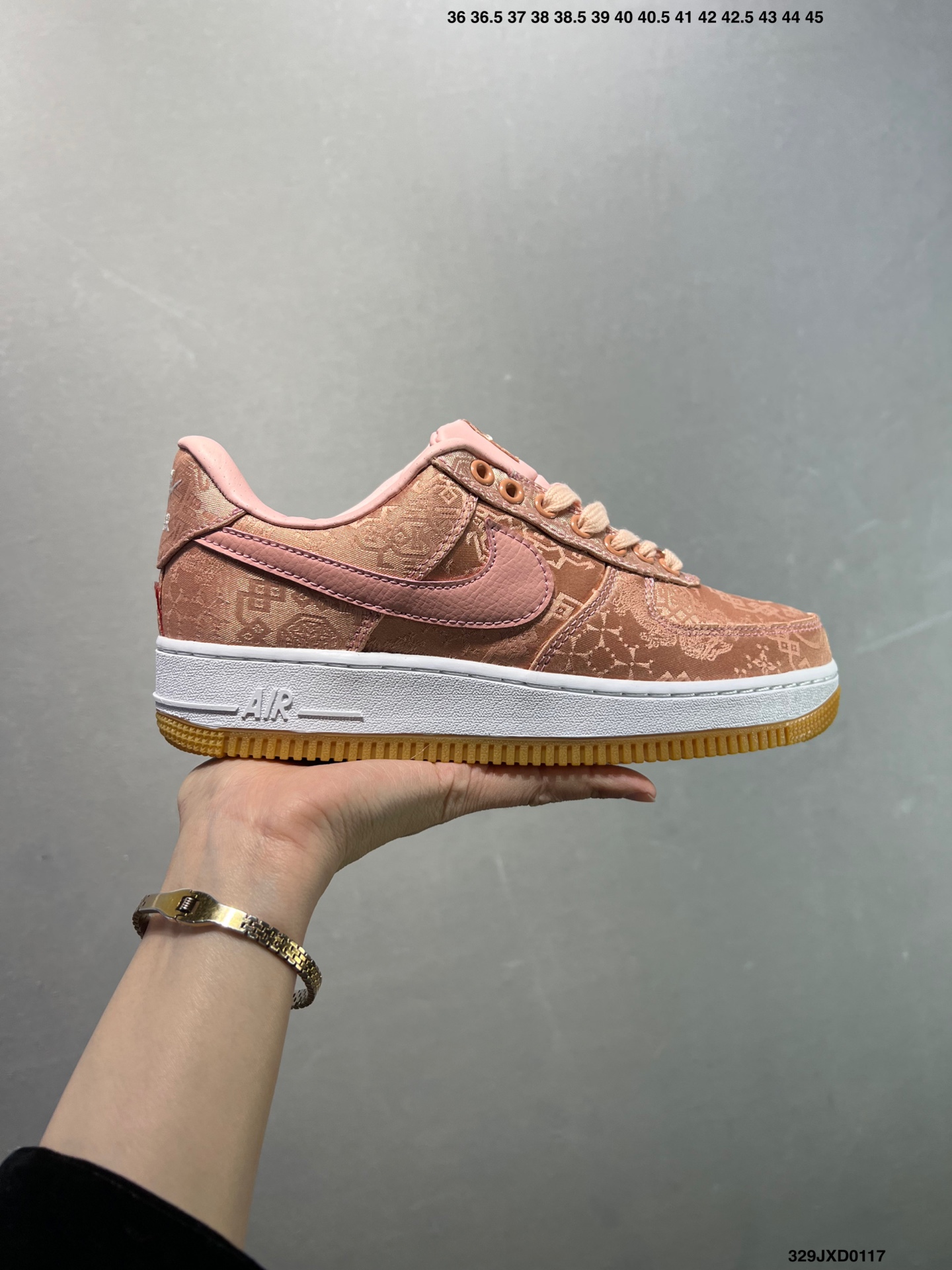 💰140
公司级✅耐克 空军一号 AF1厚底增高运动板鞋 经典低帮百搭休闲运动板鞋“丝绸”以丝绸面料包覆鞋面，于其中注入中国风纹路和刺绣设计，最后搭载橡胶大底增添细节和耐用度。柔软、弹性十足的缓震性能和出色的中底设计，横跨复古与现代的外型结合，造就出风靡全球三十多年的Force 1，直到今天还深受青睐。

货号：CJ5290-400
尺碼:  36 36.5 37.5 38 38.5 39 40 40.5 41 42 42.5 43 44 45
编码：329JXD0117