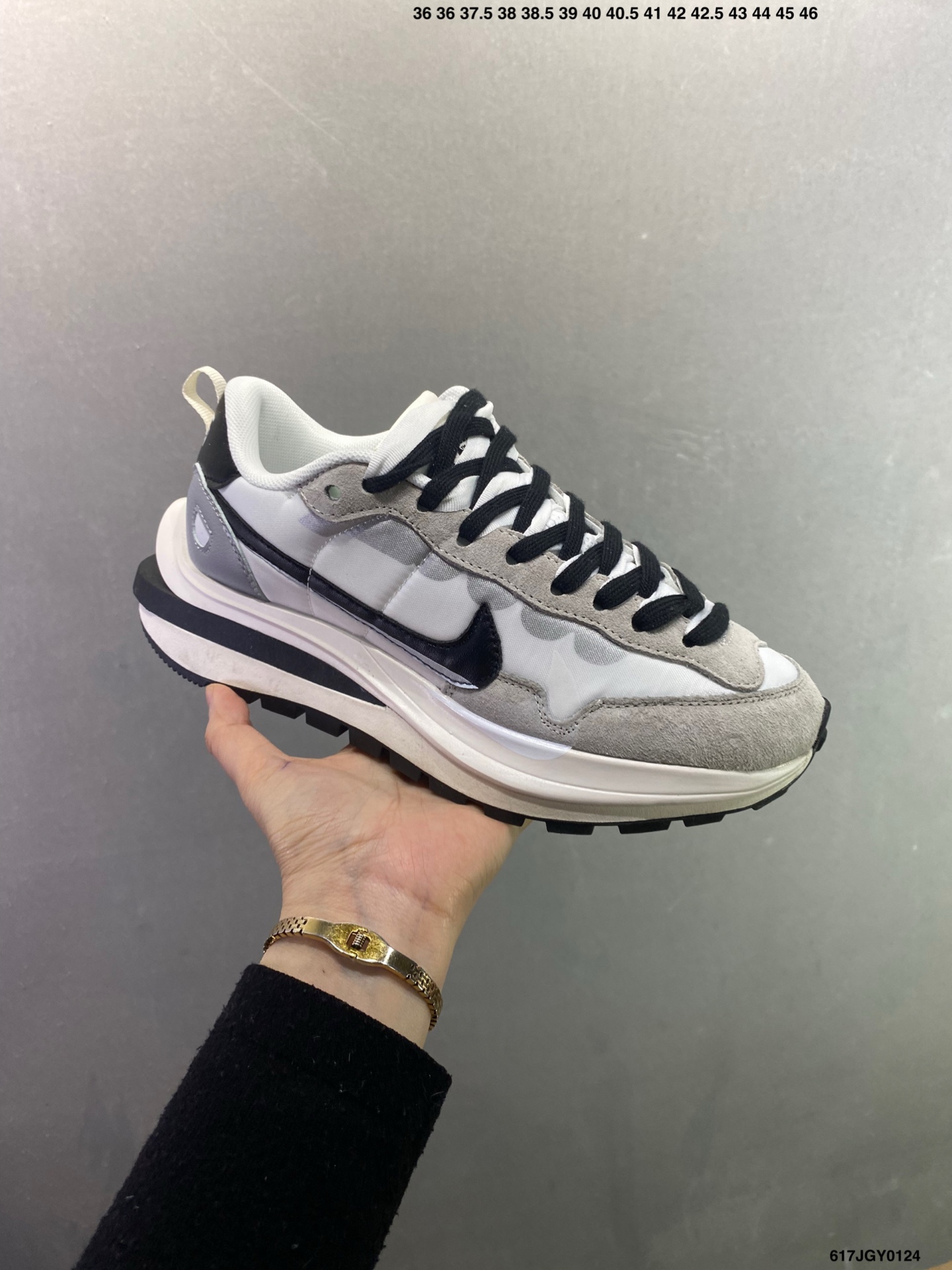 🈴️ 💰125
✅Sacai x NK VaporWaffle 联名款 
华夫3.0
耐克潮流休闲增高运动鞋 
货号：DD1875-101
毫无疑问圈内最强 高端零售首选 真正的匠心工艺 复刻圈巅峰产物 独家原厂航空铝磨具打造 五层分离组合底 全套原楦原纸版原鞋开模校对 全网最具灵魂的版型 原厂皮料卡色质感均保持原鞋一致 原装油墨Logo手工描漆 原装大底米色部分外尖内方 大底开口上翘弧度 后跟开口弧度高度原鞋一致 全鞋电脑针车 原厂鞋舌织唛标 原盒原配 
男女同款
尺码：36 36.5 37.5 38 38.5 39 40 40.5 41 42 42.5 43 44 44.5 45 46
编码：617JGY0124