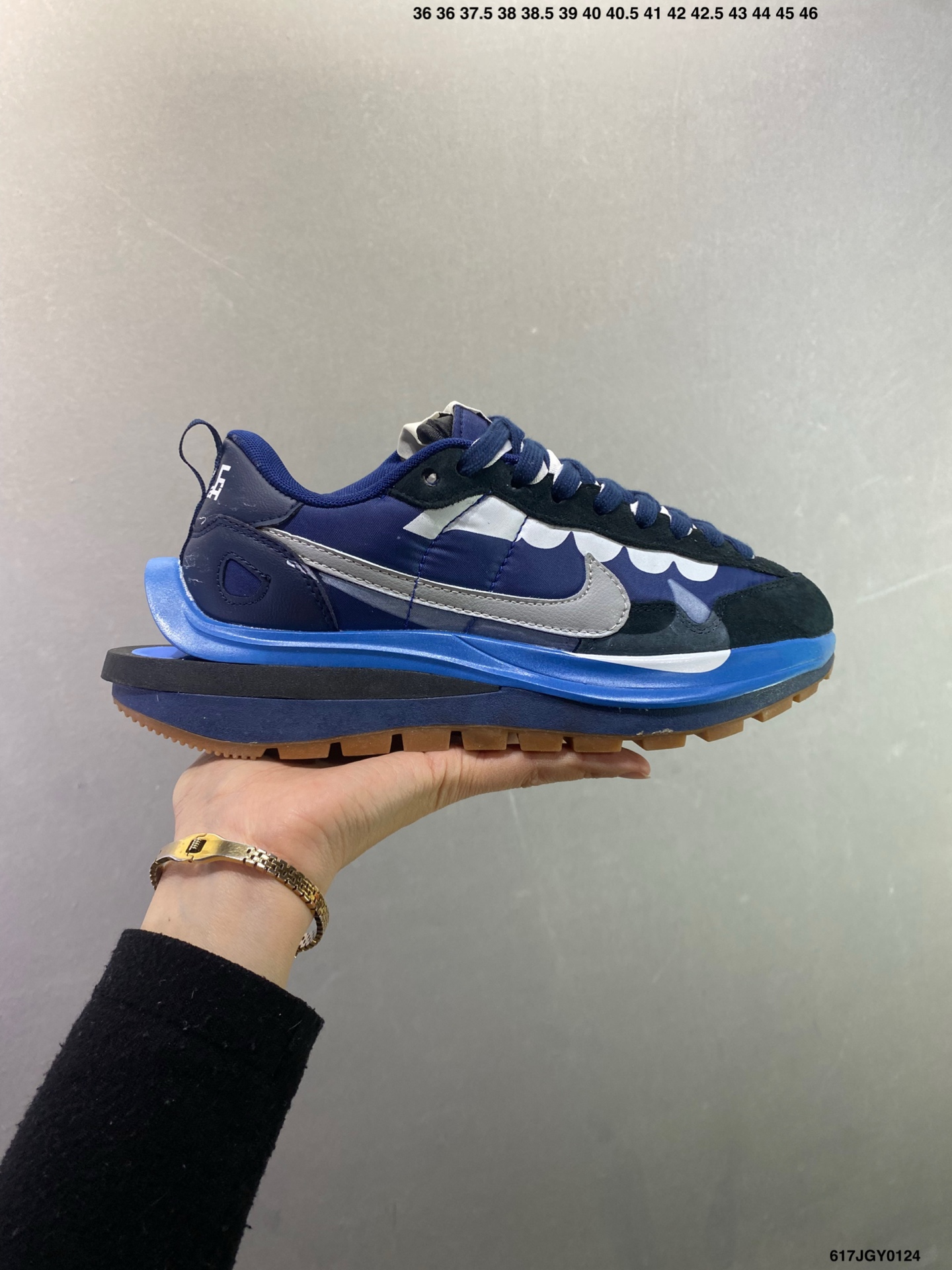 💰125
✅Sacai x NK VaporWaffle 联名款 
华夫3.0
耐克潮流休闲增高运动鞋 
货号：DD1875-101
毫无疑问圈内最强 高端零售首选 真正的匠心工艺 复刻圈巅峰产物 独家原厂航空铝磨具打造 五层分离组合底 全套原楦原纸版原鞋开模校对 全网最具灵魂的版型 原厂皮料卡色质感均保持原鞋一致 原装油墨Logo手工描漆 原装大底米色部分外尖内方 大底开口上翘弧度 后跟开口弧度高度原鞋一致 全鞋电脑针车 原厂鞋舌织唛标 原盒原配 
男女同款
尺码：36 36.5 37.5 38 38.5 39 40 40.5 41 42 42.5 43 44 44.5 45 46
编码：617JGY0124