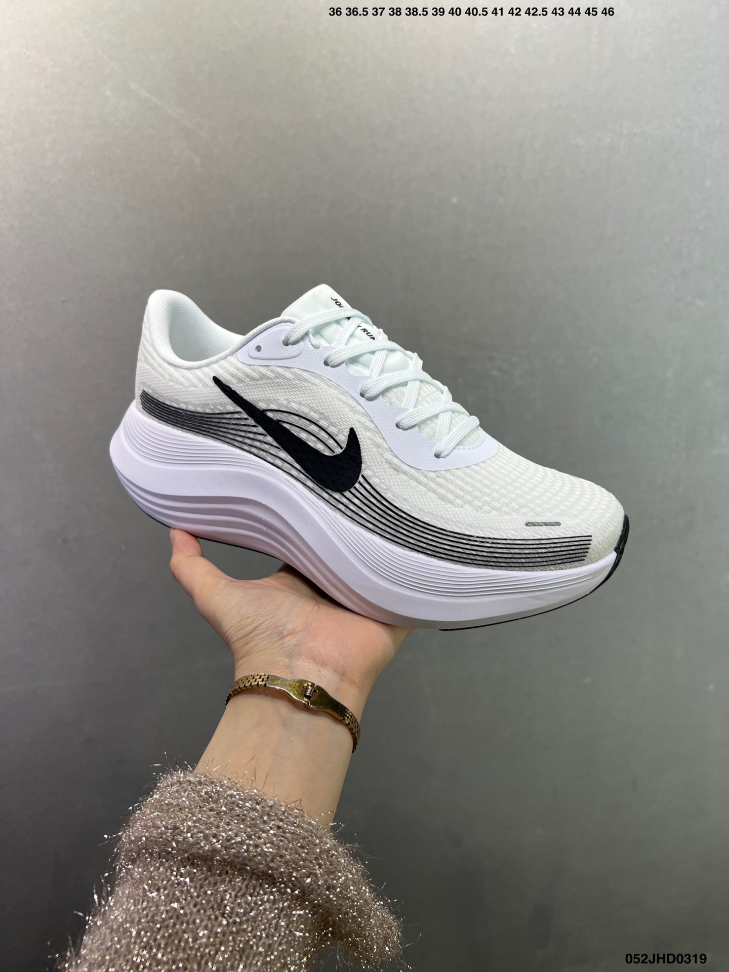 ️ ✅耐克 Nike Journey Run 2代 男女子透气公路运动跑步鞋 厚底增高老爹鞋 搭载柔软厚实的 ComfiRide 泡绵缓震配置,助你征服充满挑战的路面,大步流星,微笑前行.该鞋款舒适非凡,让你爱不释脚.织物与合成材质组合鞋面,帮助双足保持稳固.鞋款搭载缓震配置,鞋舌和鞋口融入柔软接触点,缔造出众舒适度.橡胶外底,塑就出色抓地力,助力一路畅跑. 货号:FB7765 含半码 编码:052JHD0319