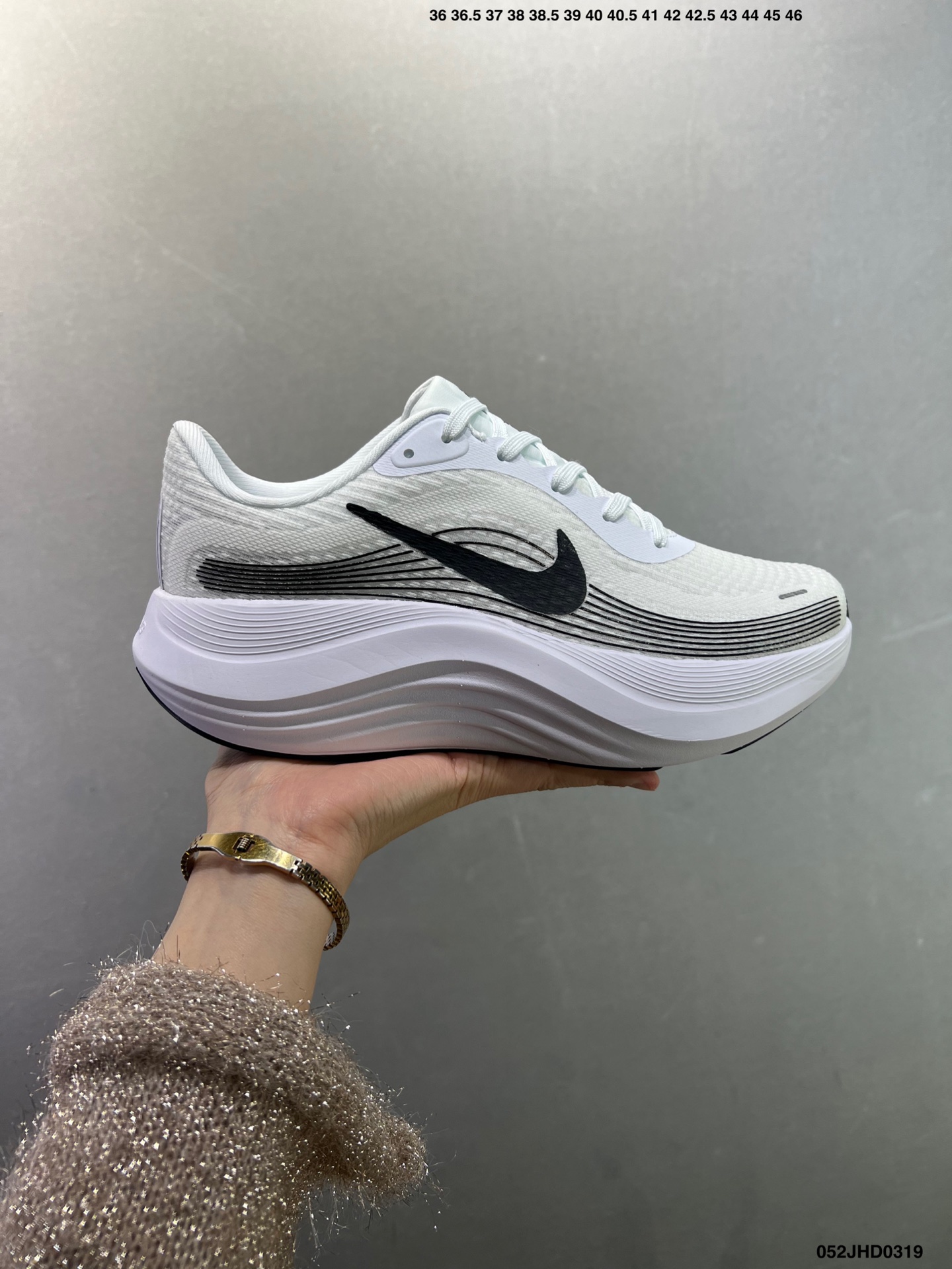 耐克 Nike Journey Run 2代 男女子透气公路运动跑步鞋 厚底增高老爹鞋 搭载柔软厚实的 ComfiRide 泡绵缓震配置,助你征服充满挑战的路面,大步流星,微笑前行.该鞋款舒适非凡,让你爱不释脚.织物与合成材质组合鞋面,帮助双足保持稳固.鞋款搭载缓震配置,鞋舌和鞋口融入柔软接触点,缔造出众舒适度.橡胶外底,塑就出色抓地力,助力一路畅跑. 货号:FB7765 含半码 编码:052JHD0319